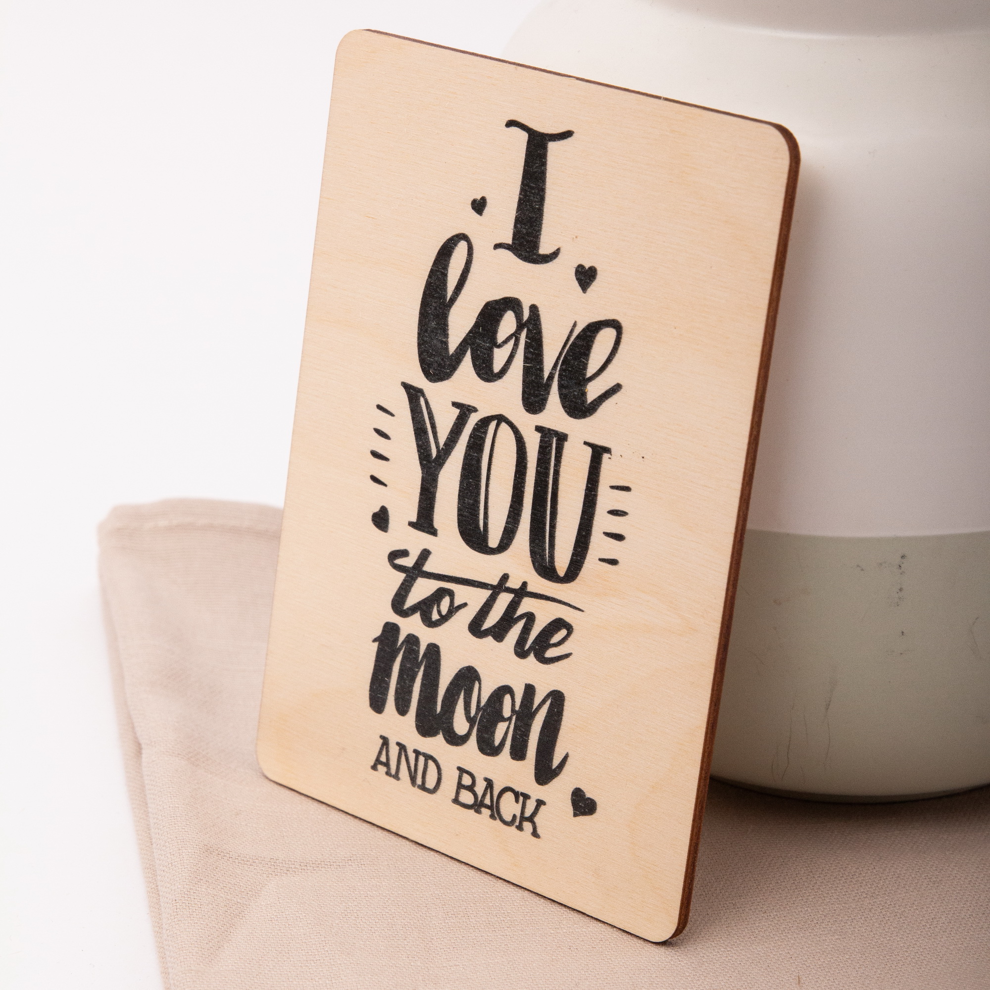 Holzpostkarte "I love you to the moon and back" – Eine Botschaft für die Ewigkeit 3 Grußkarte, Holzpostkarte, Postkarte I love you to the moon and back, Grußkarte Herz, Postkarte mit Spruch, Postkarte aus Holz