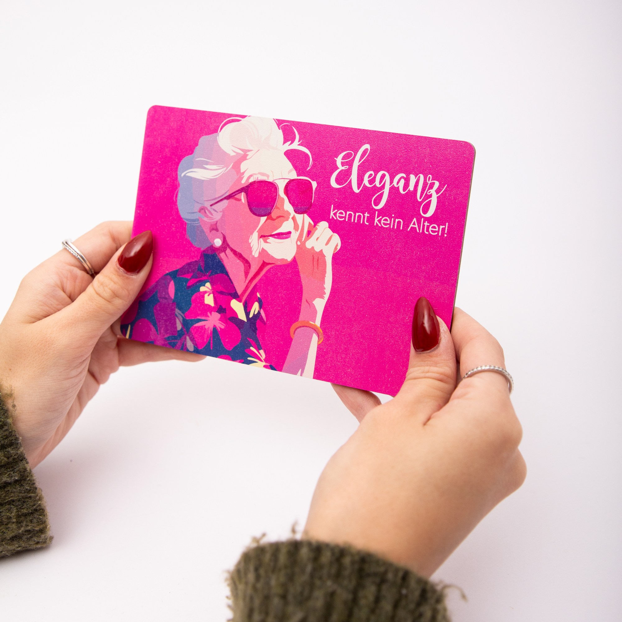 Holzpostkarte „Eleganz kennt kein Alter“ – Geschenk zum Geburtstag für Frauen – Birkenholz A6 – Witzige Grußkarte 5 Postkarte aus Holz - Eleganz kennt kein Alter mit reifer schöner Frau