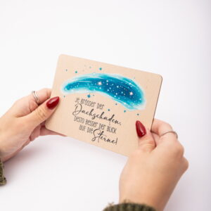 Postkarte Je grösser der Dachschaden, desto besser der Blick auf die Sterne, Grußkarte, Postkarte mit Spruch, Postkarte aus Holz
