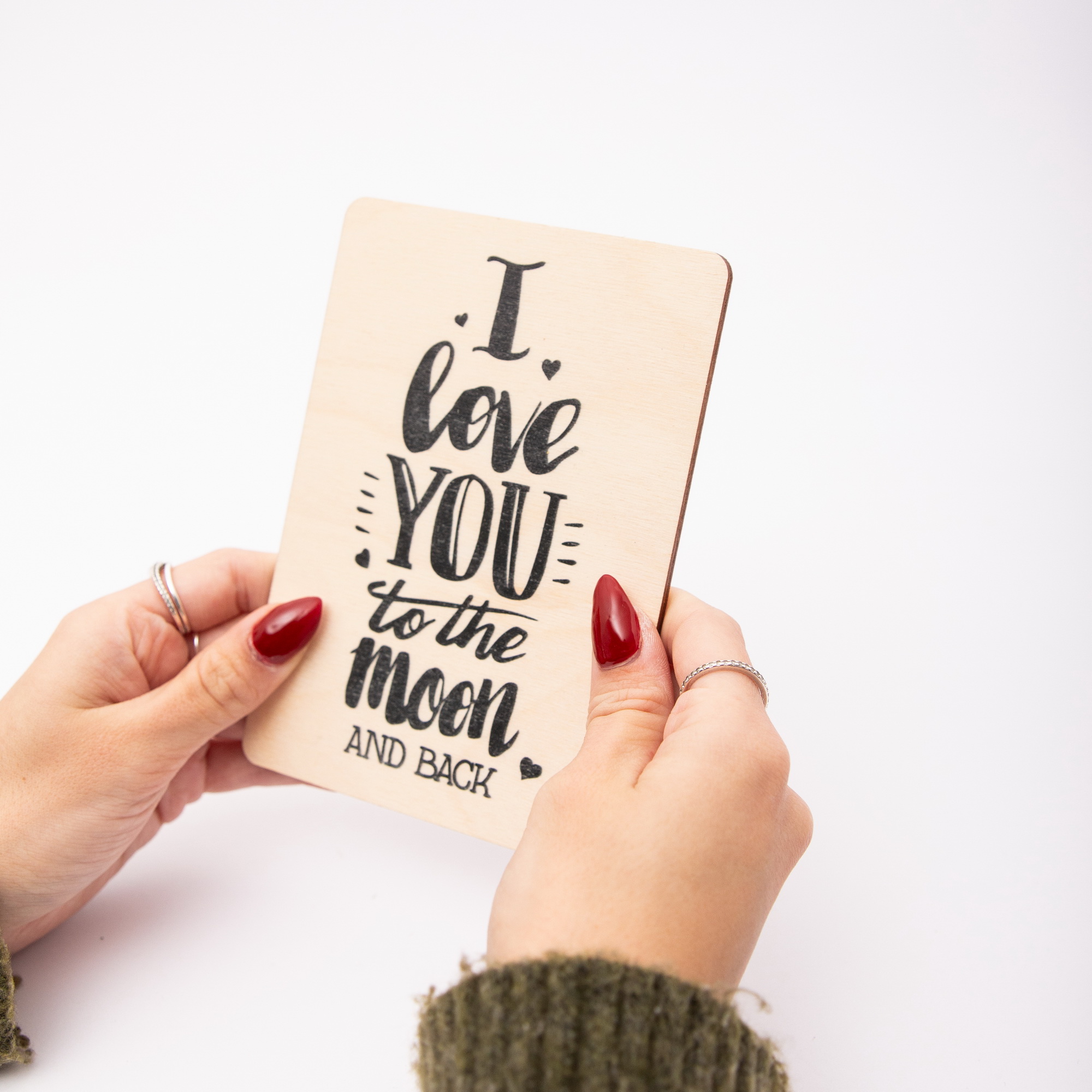 Holzpostkarte "I love you to the moon and back" – Eine Botschaft für die Ewigkeit 1 Grußkarte, Holzpostkarte, Postkarte I love you to the moon and back, Grußkarte Herz, Postkarte mit Spruch, Postkarte aus Holz