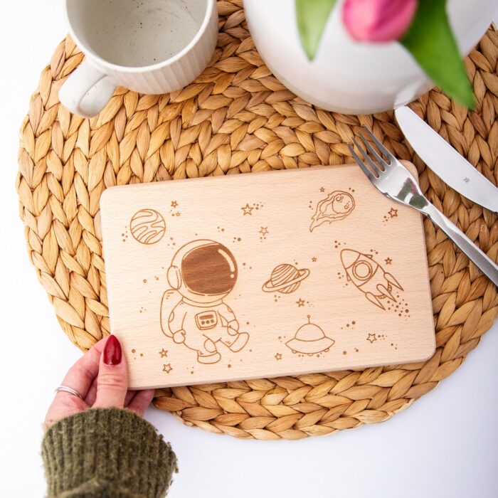 Brotzeitbrett, Vollholzbrett, Frühstücksbrett Astronaut graviert