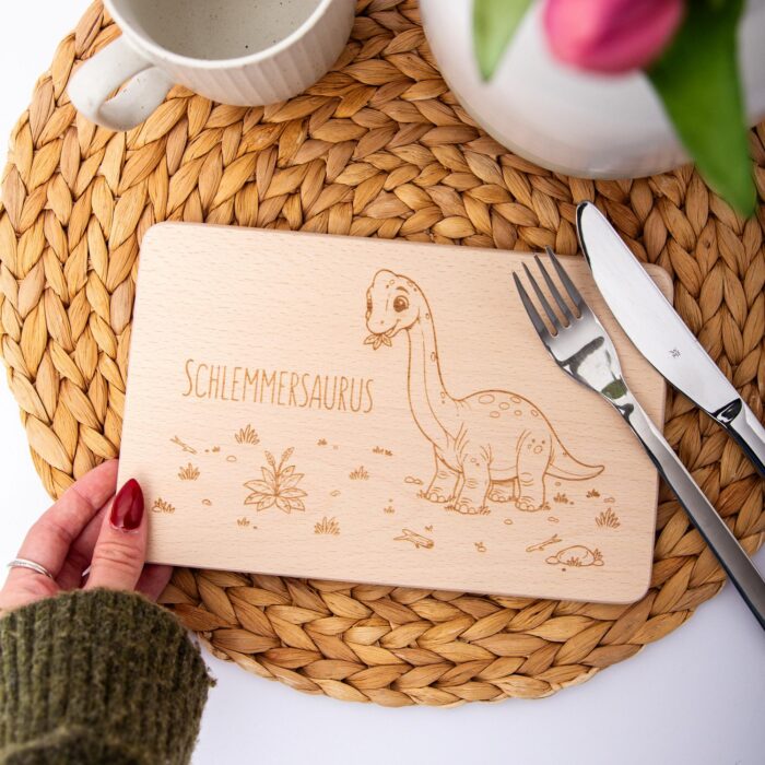 Vollholzbrett Frühstücksbrett Brotzeitbrett Schlemmersaurus mit Gravur