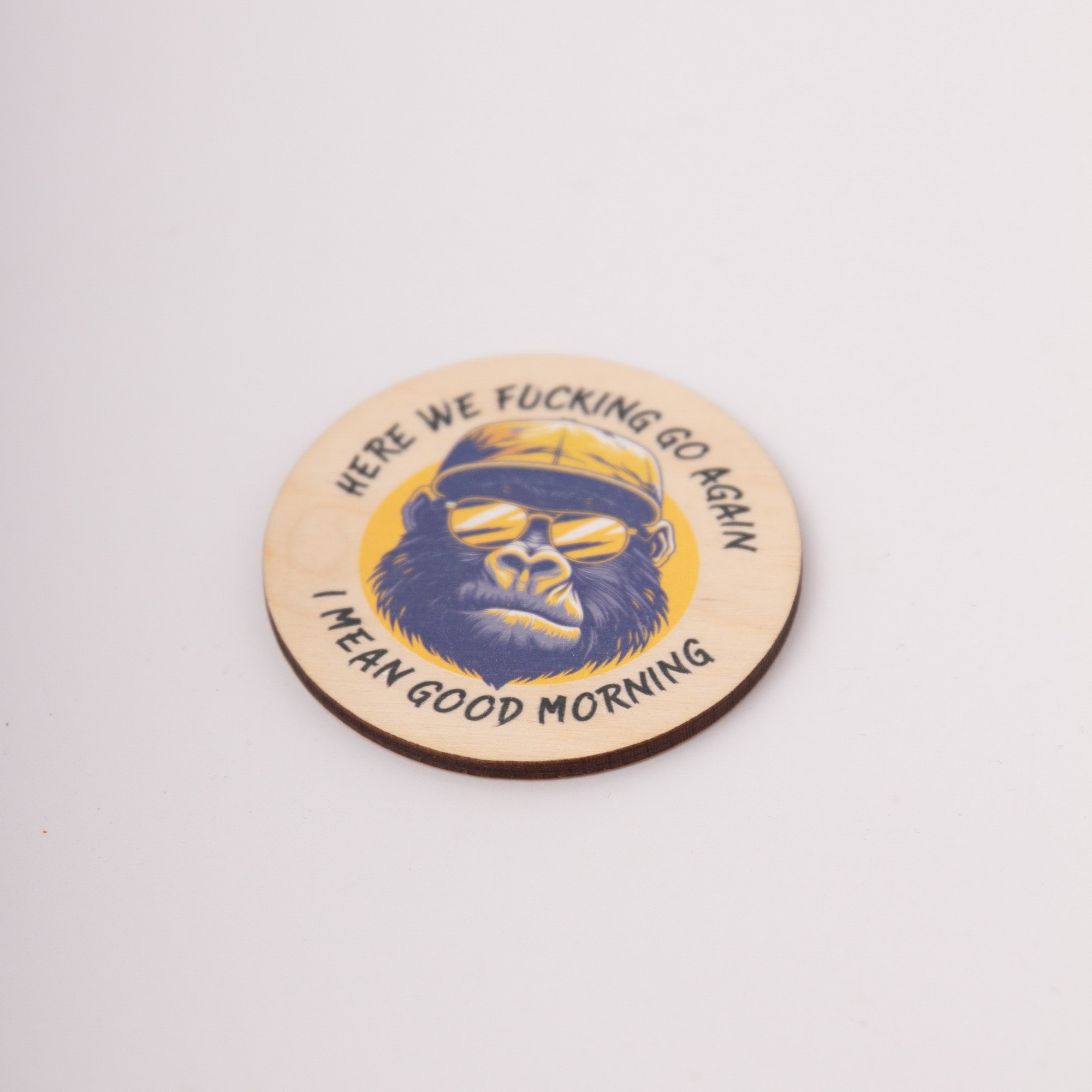 Gorilla Holzmagnet „Good Morning“ – Lustiger Kühlschrankmagnet aus Leipzig – Handgefertigter UV-Direkt-Druck 4 Statement Magnet Gorilla, Here we fucking go again - I mean good morning