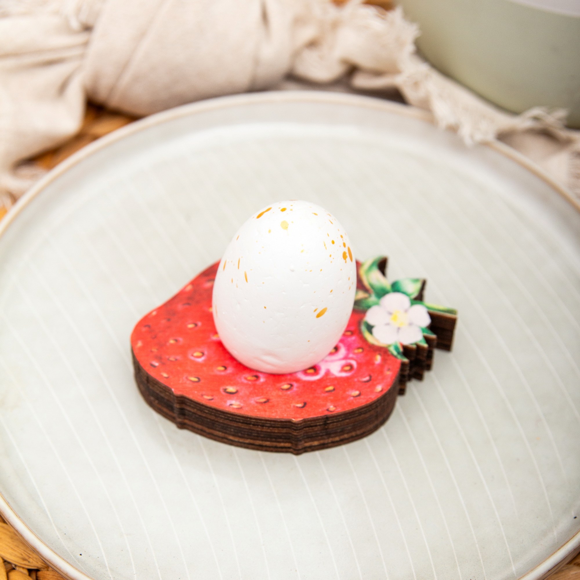 Erdbeer Eierbecher aus Holz | Handgemacht & Rustikal | Frühstücks-Deko Landhausstil | Nachhaltiges Produkt aus Leipzig 10 Erdbeer Eierbecher aus Holz | Handgemacht & Rustikal | Frühstücks-Deko Landhausstil | Nachhaltiges Produkt aus Leipzig – Bild 10