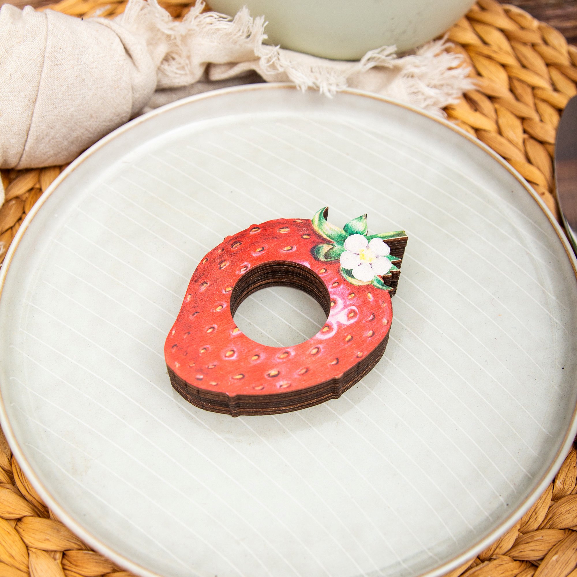 Erdbeer Eierbecher aus Holz | Handgemacht & Rustikal | Frühstücks-Deko Landhausstil | Nachhaltiges Produkt aus Leipzig 9 Erdbeer Eierbecher aus Holz | Handgemacht & Rustikal | Frühstücks-Deko Landhausstil | Nachhaltiges Produkt aus Leipzig – Bild 9