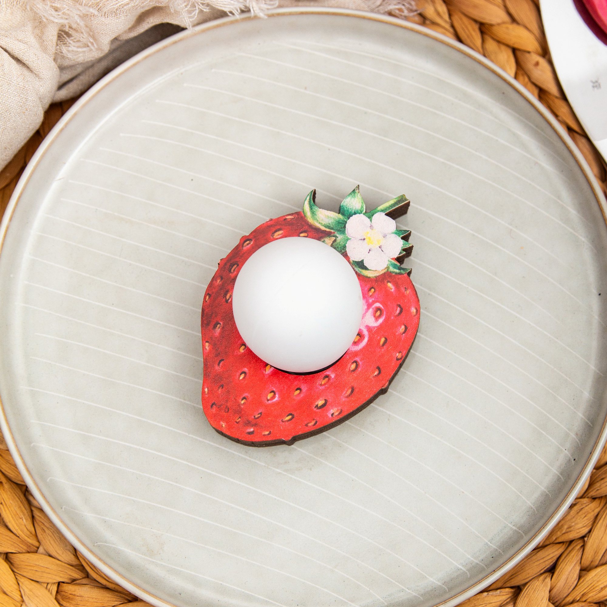 Erdbeer Eierbecher aus Holz | Handgemacht & Rustikal | Frühstücks-Deko Landhausstil | Nachhaltiges Produkt aus Leipzig 8 Erdbeer Eierbecher aus Holz | Handgemacht & Rustikal | Frühstücks-Deko Landhausstil | Nachhaltiges Produkt aus Leipzig – Bild 8