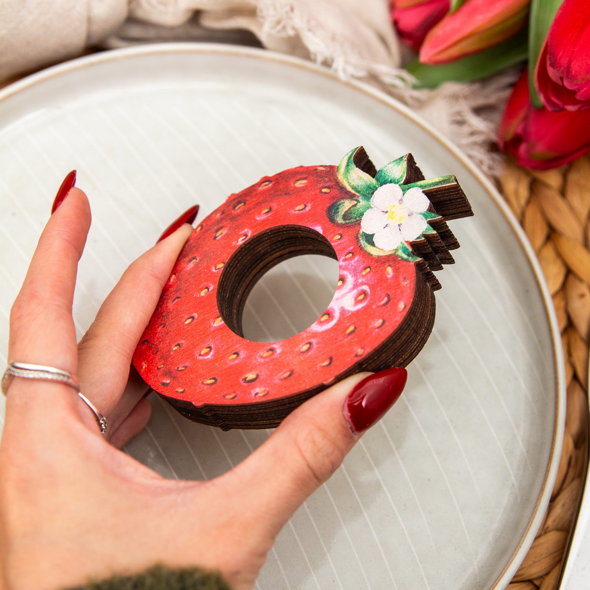 Erdbeer Eierbecher aus Holz | Handgemacht & Rustikal | Frühstücks-Deko Landhausstil | Nachhaltiges Produkt aus Leipzig 7 Erdbeer Eierbecher aus Holz | Handgemacht & Rustikal | Frühstücks-Deko Landhausstil | Nachhaltiges Produkt aus Leipzig – Bild 7