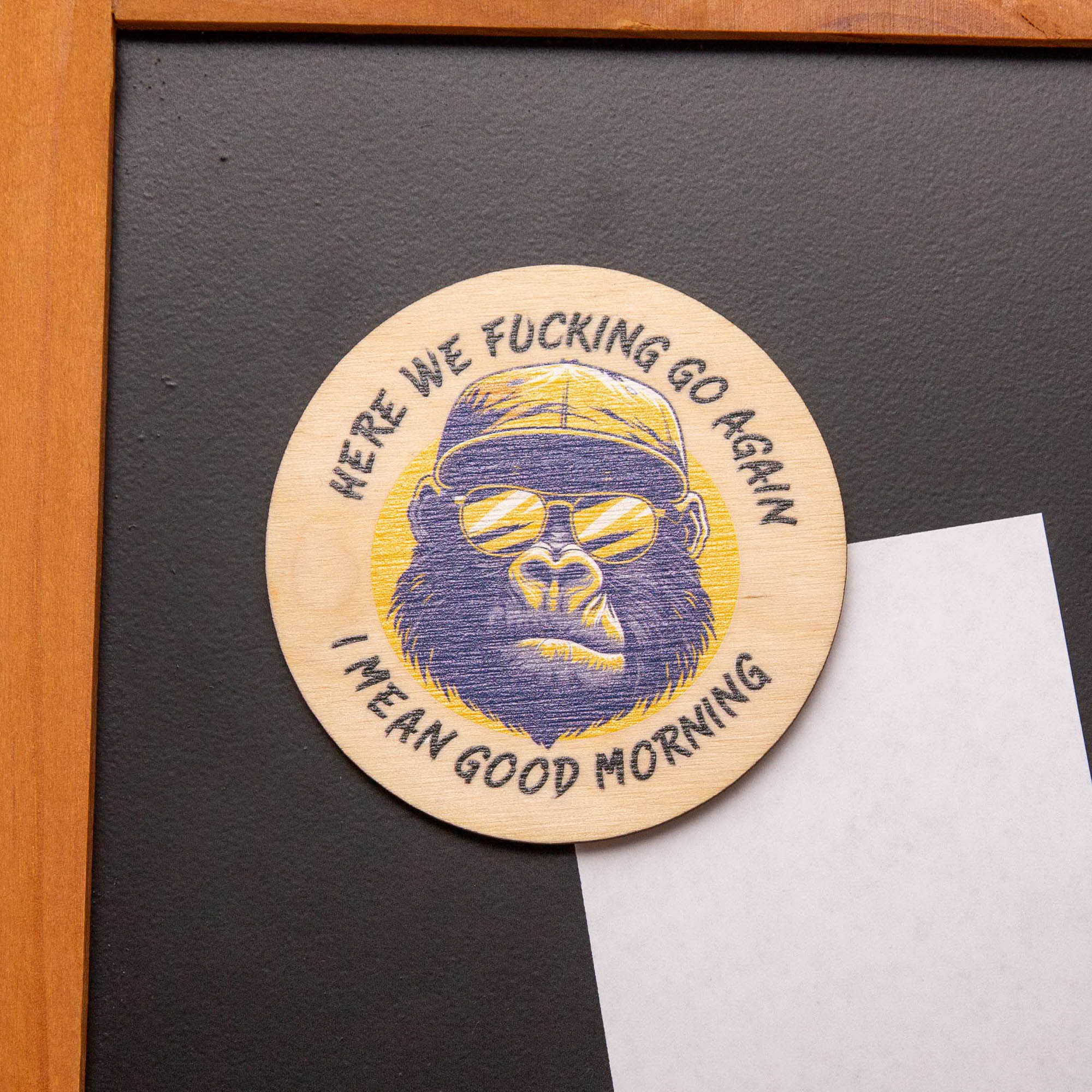 Gorilla Holzmagnet „Good Morning“ – Lustiger Kühlschrankmagnet aus Leipzig – Handgefertigter UV-Direkt-Druck 1 Statement Magnet Gorilla, Here we fucking go again - I mean good morning