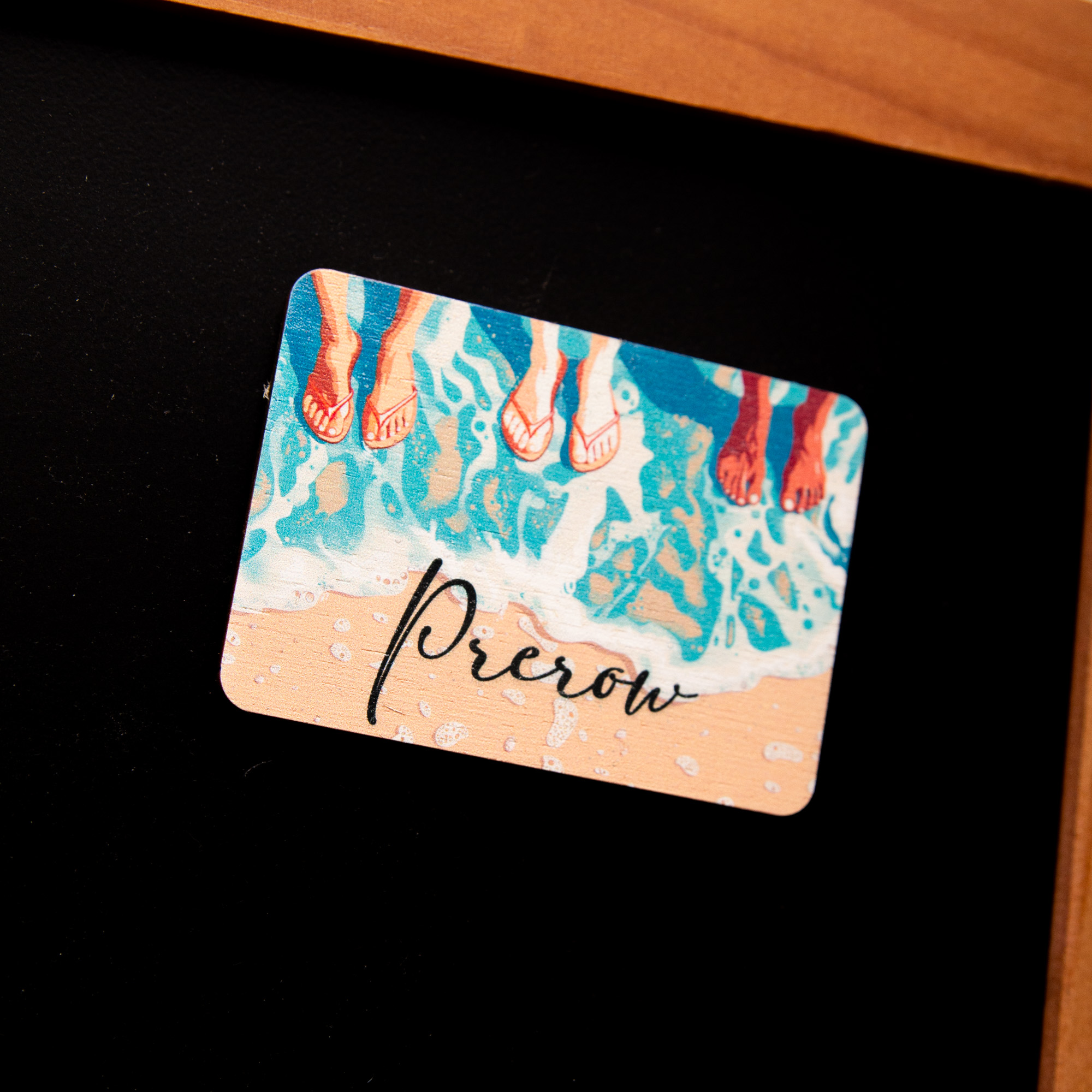 Personalisierter Holzmagnet Strand & Füße im Sand – Wunschort Kühlschrankmagnet rechteckig – Urlaubsgeschenk Meer – Made in Leipzig 5 Magnet aus Holz, Holzmagnet Füße im Sand mit Name Urlaubsregion Prerow