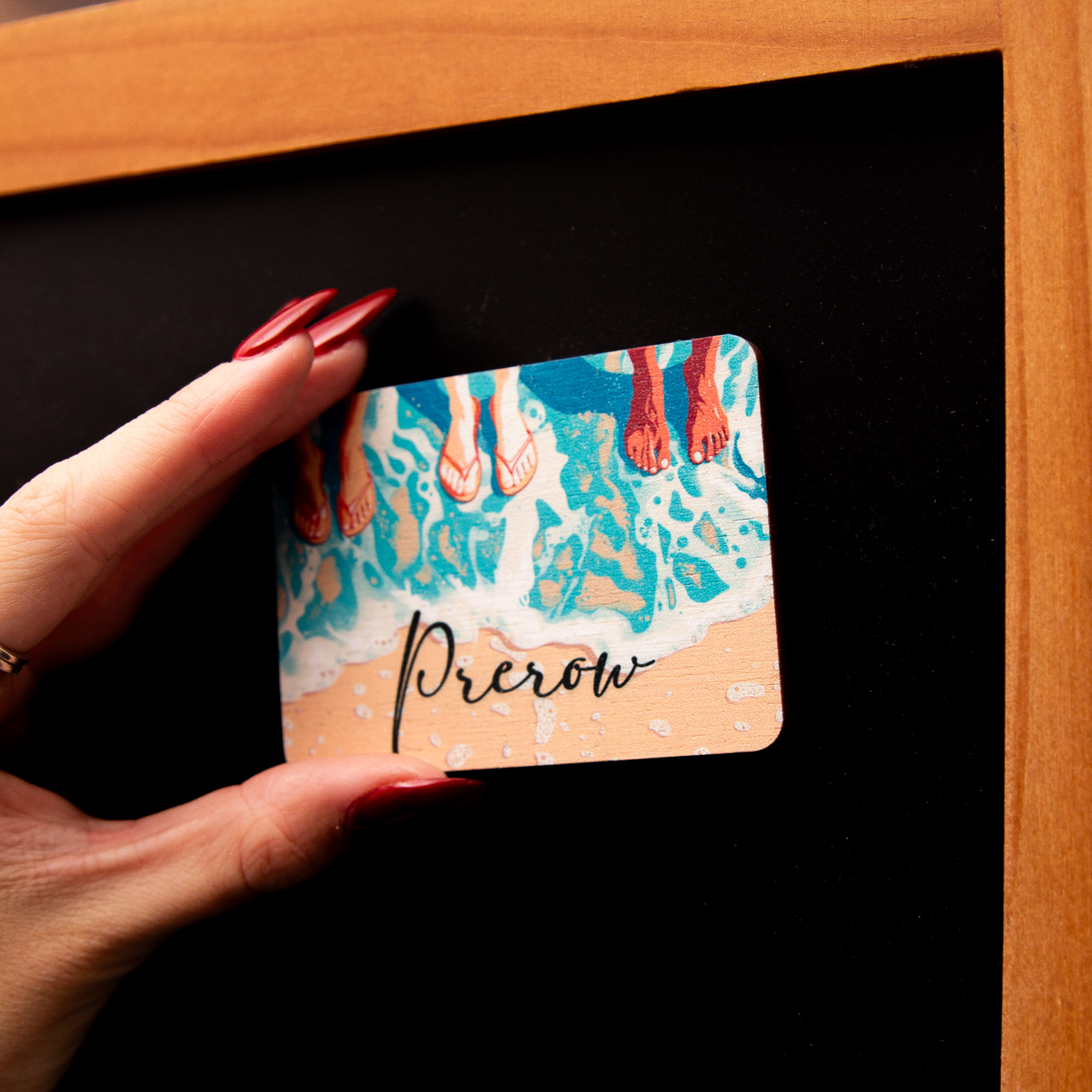 Personalisierter Holzmagnet Strand & Füße im Sand – Wunschort Kühlschrankmagnet rechteckig – Urlaubsgeschenk Meer – Made in Leipzig 4 Magnet aus Holz, Holzmagnet Füße im Sand mit Name Urlaubsregion Prerow