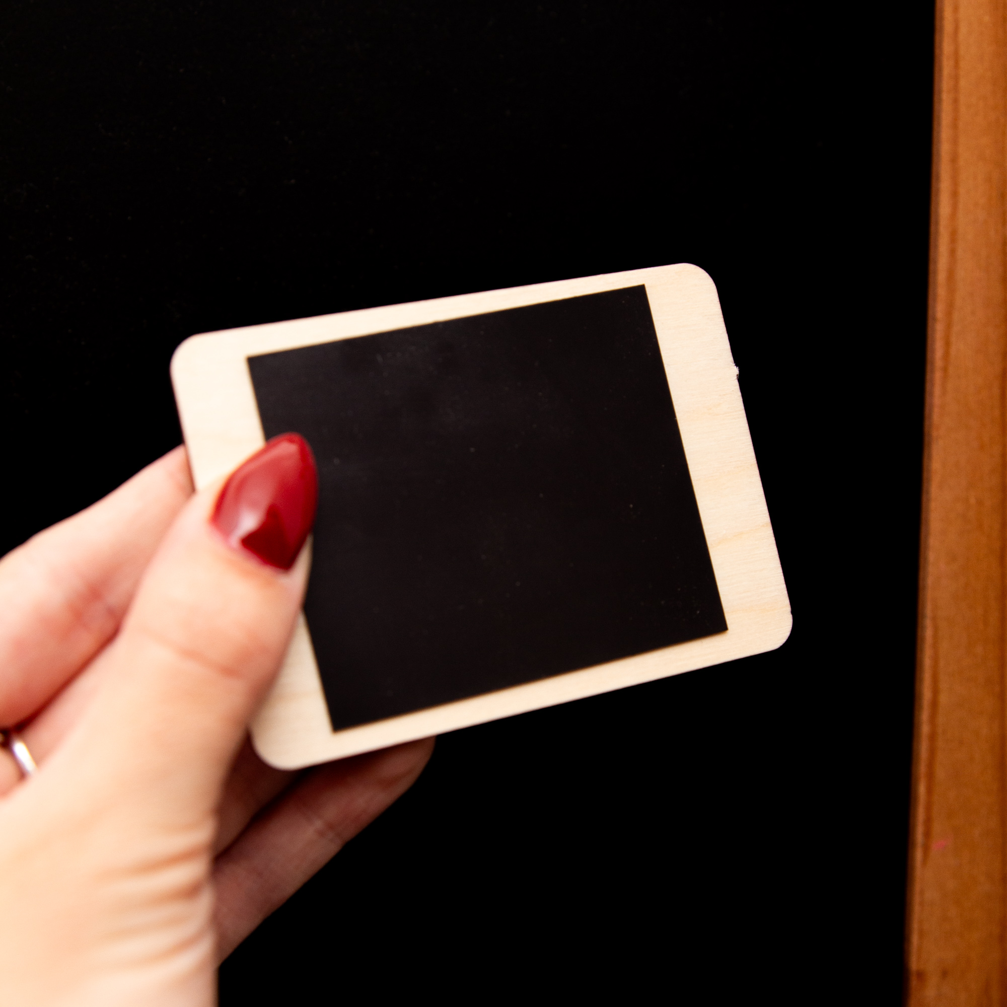 Personalisierter Holzmagnet Strand & Füße im Sand – Wunschort Kühlschrankmagnet rechteckig – Urlaubsgeschenk Meer – Made in Leipzig 3 Magnet aus Holz, Holzmagnet Füße im Sand mit Name Urlaubsregion Prerow
