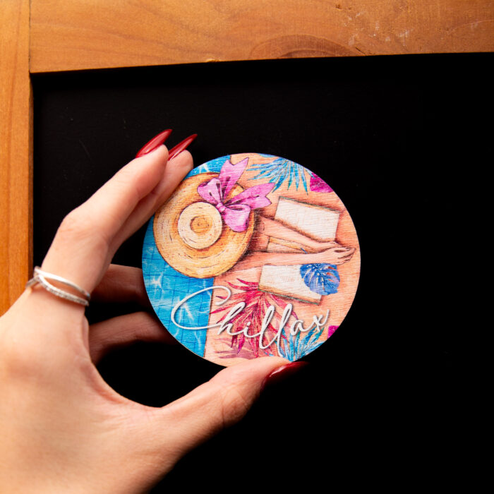 Runder Magnet Chillax, Magnet aus Holz mit Frau mit Hut