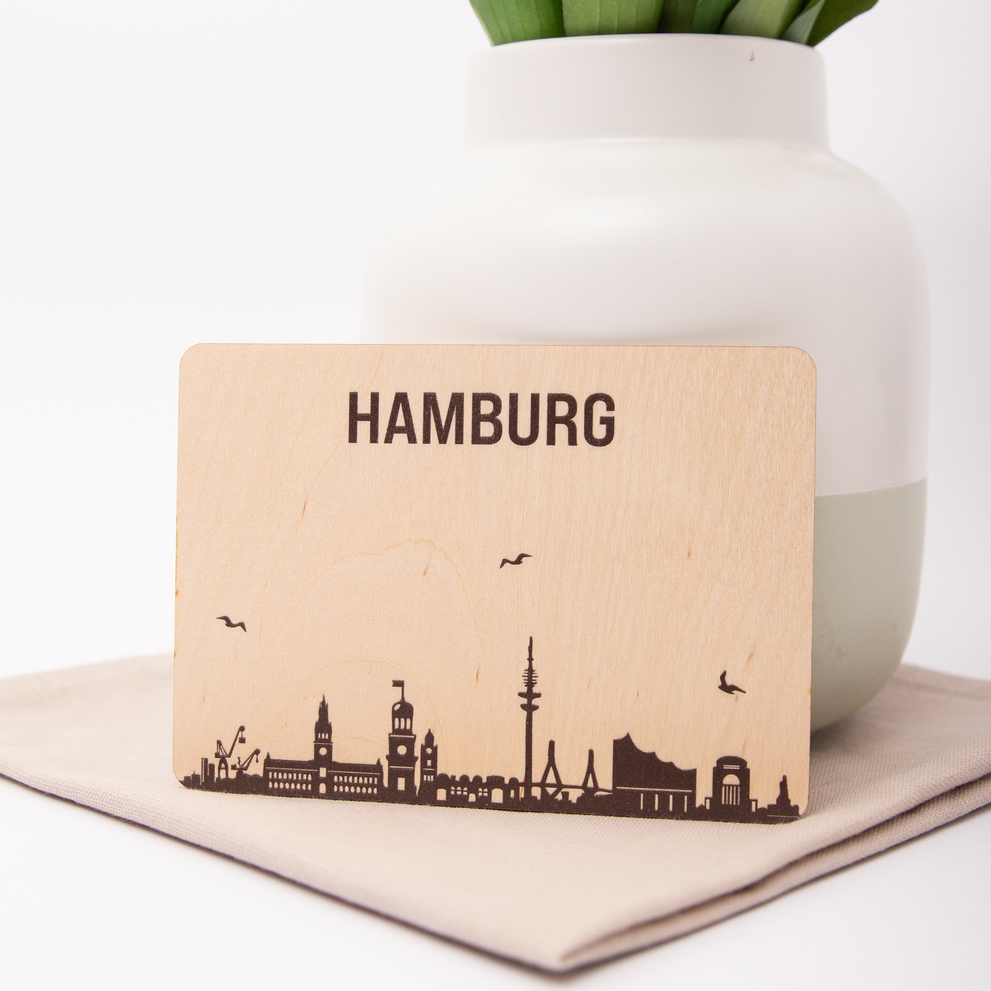 Personalisierte Holzpostkarte – Deine Skyline / Insel – Wunschname Geschenk aus Birkenholz A6 – Heimatliebe 1 Holzpostkarte Skyline Hamburg