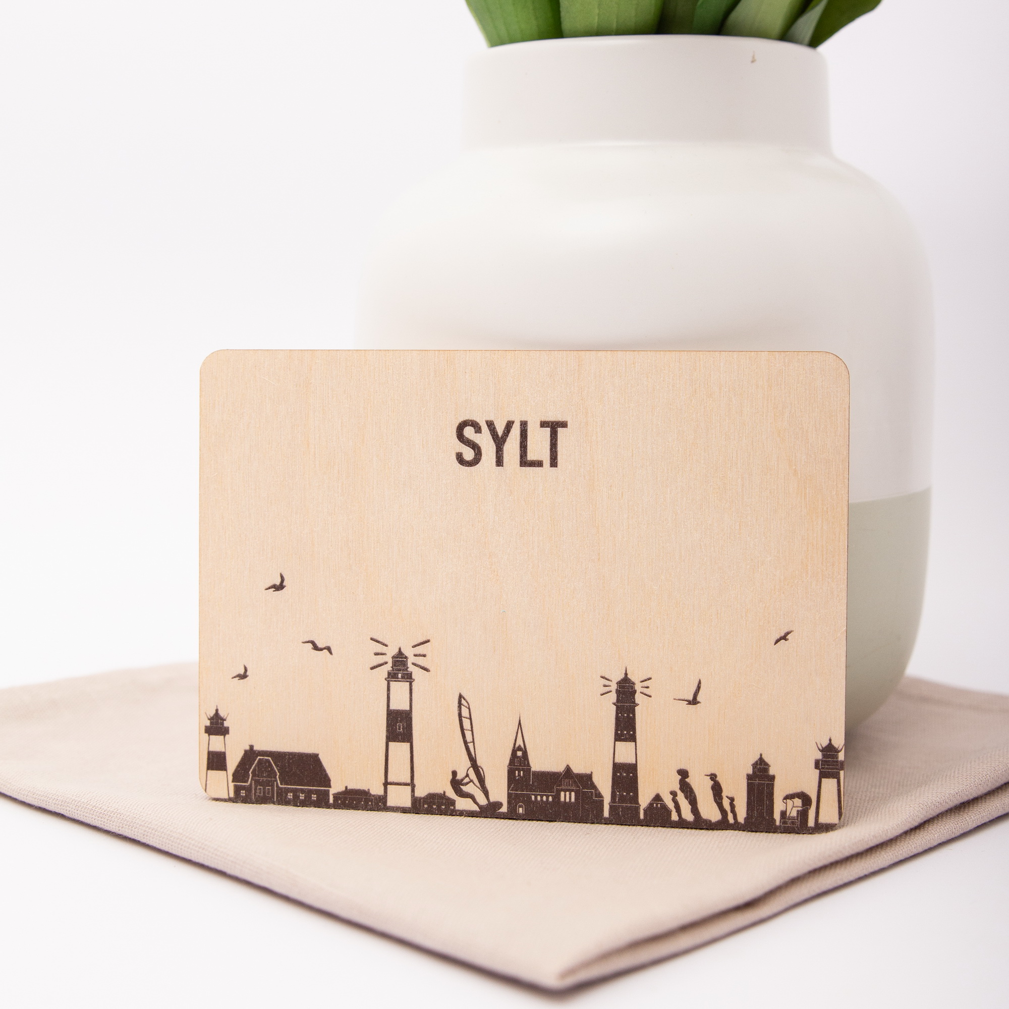 Personalisierte Holzpostkarte – Deine Skyline / Insel – Wunschname Geschenk aus Birkenholz A6 – Heimatliebe 6 Holzpostkarte Skyline Sylt