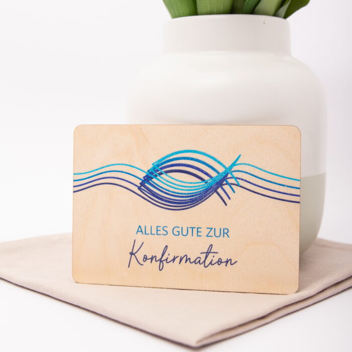 Alles Gute zur Konfirmation Holzpostkarte mit blauen Fischen