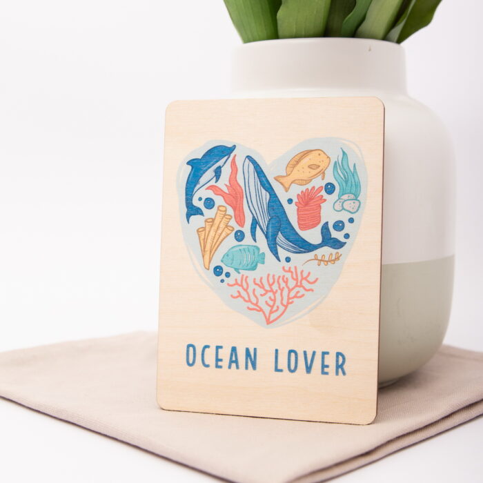 Holzpostkarte Ocean Lover mit Meerestieren und Korallen