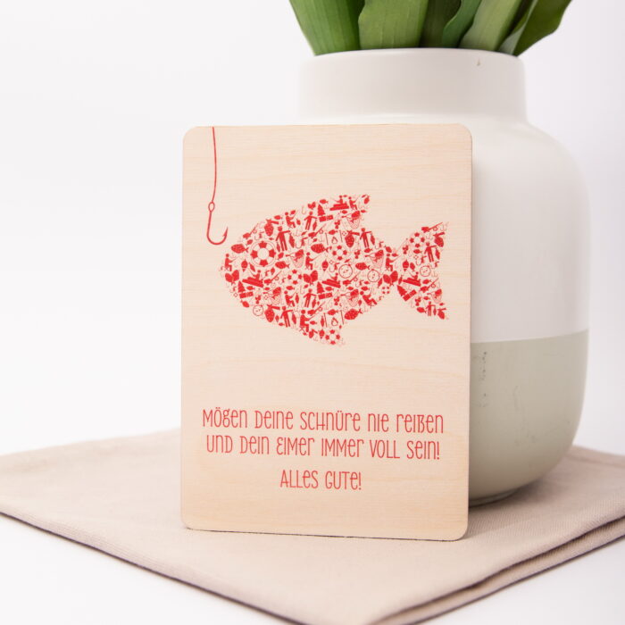 Holzpostkarte Angler mit Fisch und Anglersymbolen zum Geburtstag