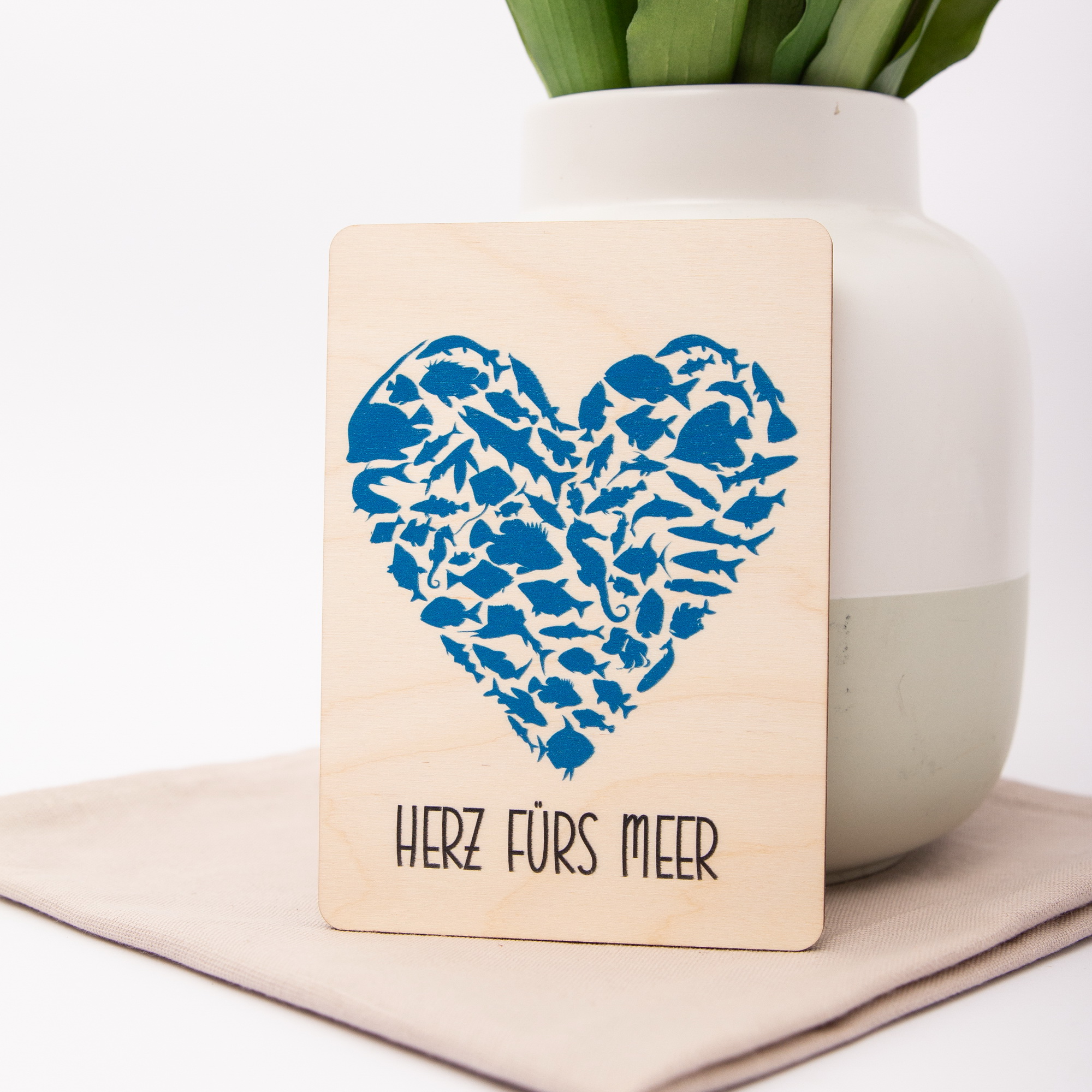 Holzpostkarte „Herz für Meer“ – Maritimes Motiv aus Meerestieren – Geschenk aus Birkenholz A6 – Küsten-Gruß 5 Holzpostkarte Herz fürs Meer mit Herz aus Meerestieren