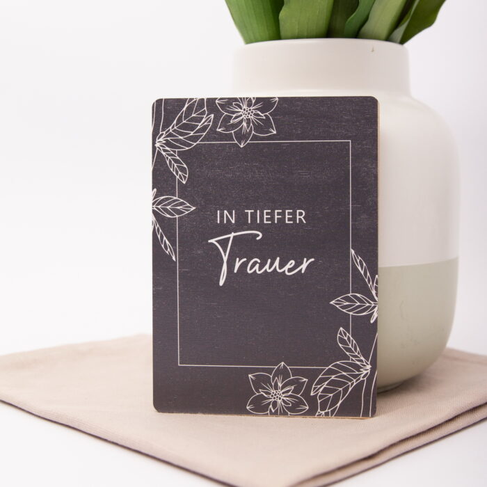 Holzpostkarte in tiefer Trauer
