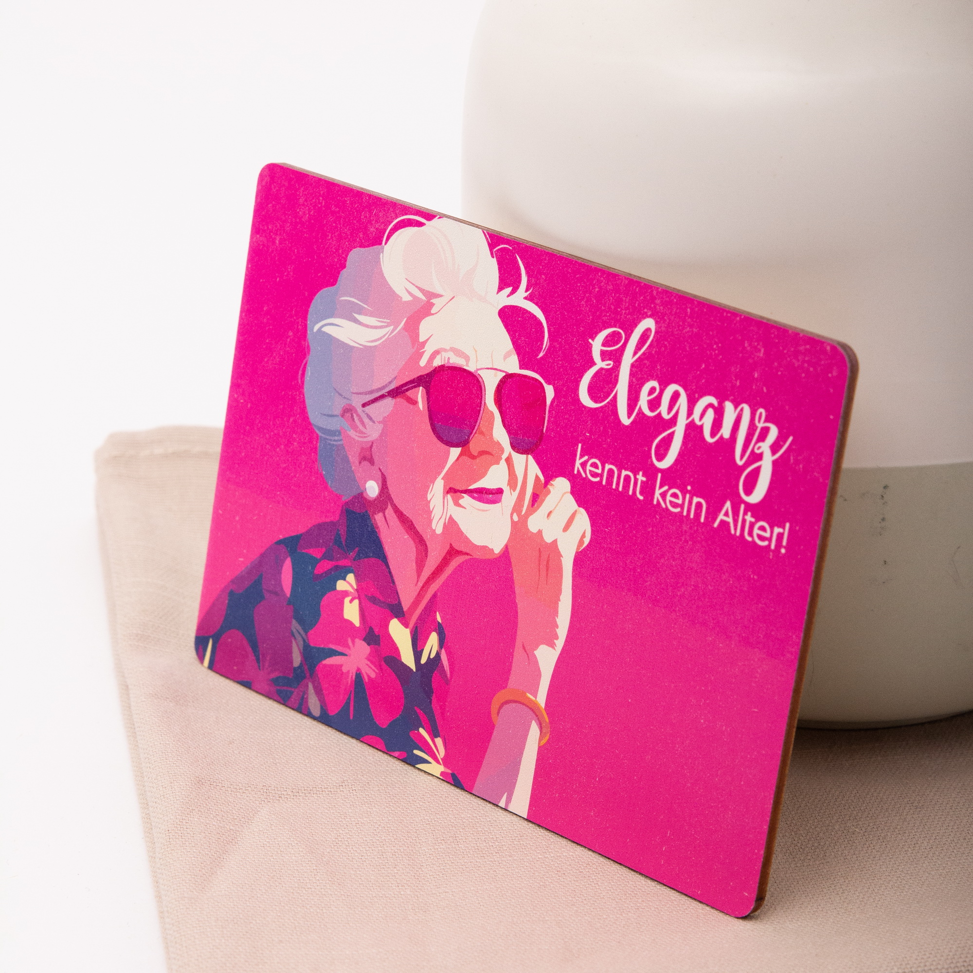 Holzpostkarte „Eleganz kennt kein Alter“ – Geschenk zum Geburtstag für Frauen – Birkenholz A6 – Witzige Grußkarte 3 Holzpostkarte „Eleganz kennt kein Alter“ – Geschenk zum Geburtstag für Frauen – Birkenholz A6 – Witzige Grußkarte – Bild 3