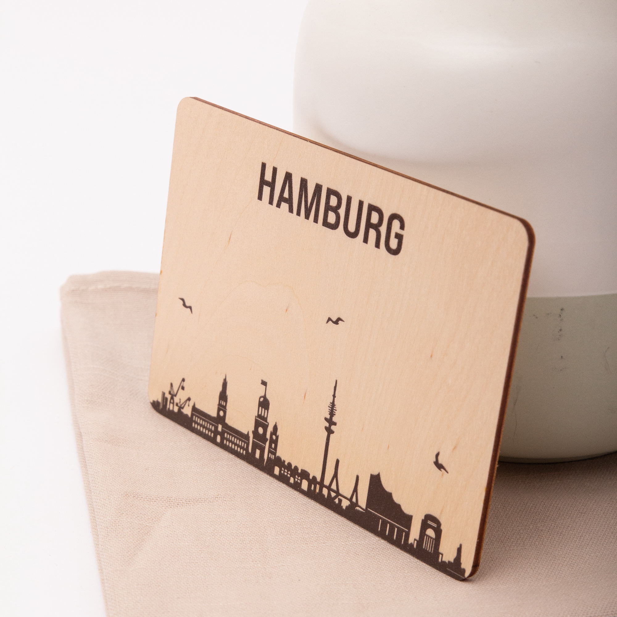 Personalisierte Holzpostkarte – Deine Skyline / Insel – Wunschname Geschenk aus Birkenholz A6 – Heimatliebe 4 Holzpostkarte Skyline Hamburg