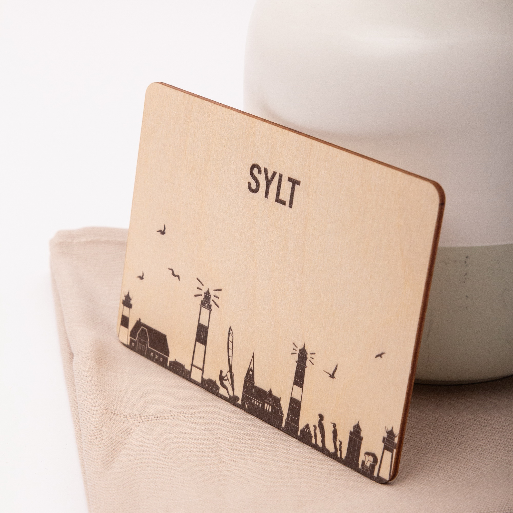 Personalisierte Holzpostkarte – Deine Skyline / Insel – Wunschname Geschenk aus Birkenholz A6 – Heimatliebe 5 Holzpostkarte Skyline Sylt
