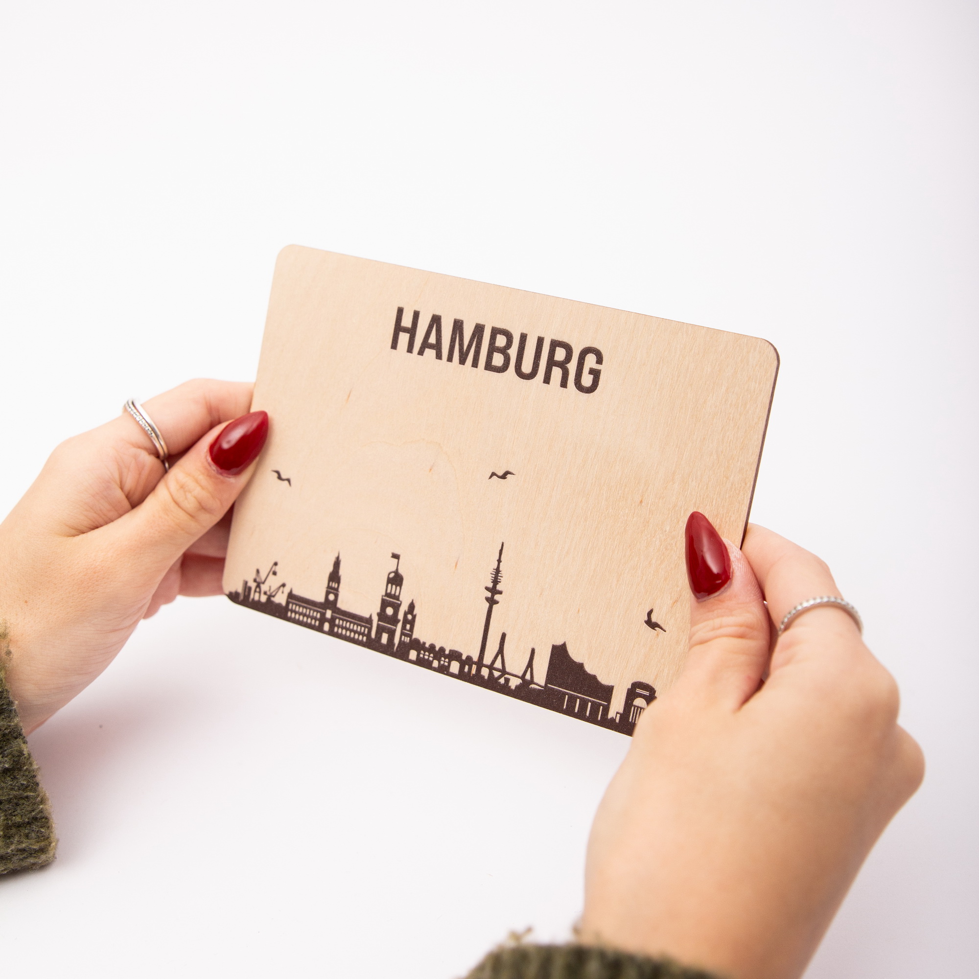 Personalisierte Holzpostkarte – Deine Skyline / Insel – Wunschname Geschenk aus Birkenholz A6 – Heimatliebe 7 Holzpostkarte Skyline Hamburg