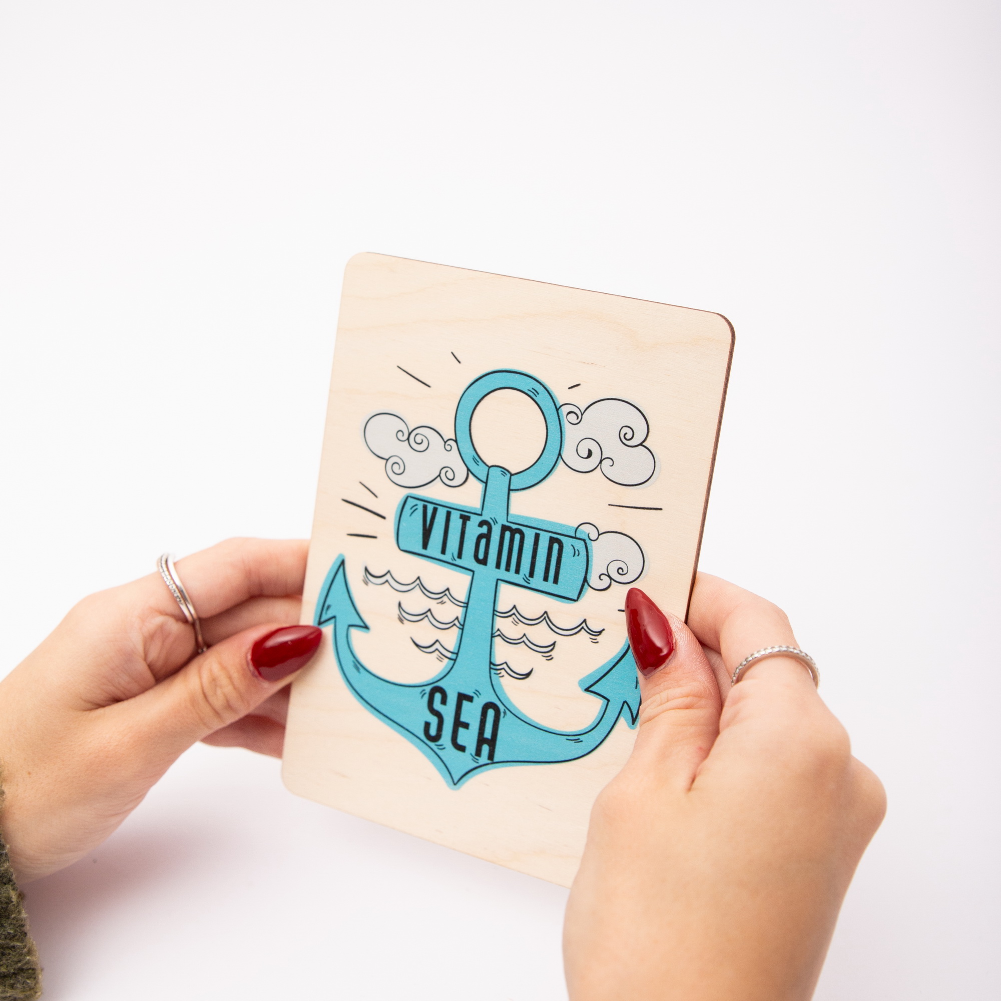 Holzpostkarte „Vitamin Sea“ – Anker Motiv – Maritimes Geschenk aus Birkenholz A6 – Urlaubsgruß & Küsten-Deko 3 Holzpostkarte Anker mit Spruch Vitamin Sea