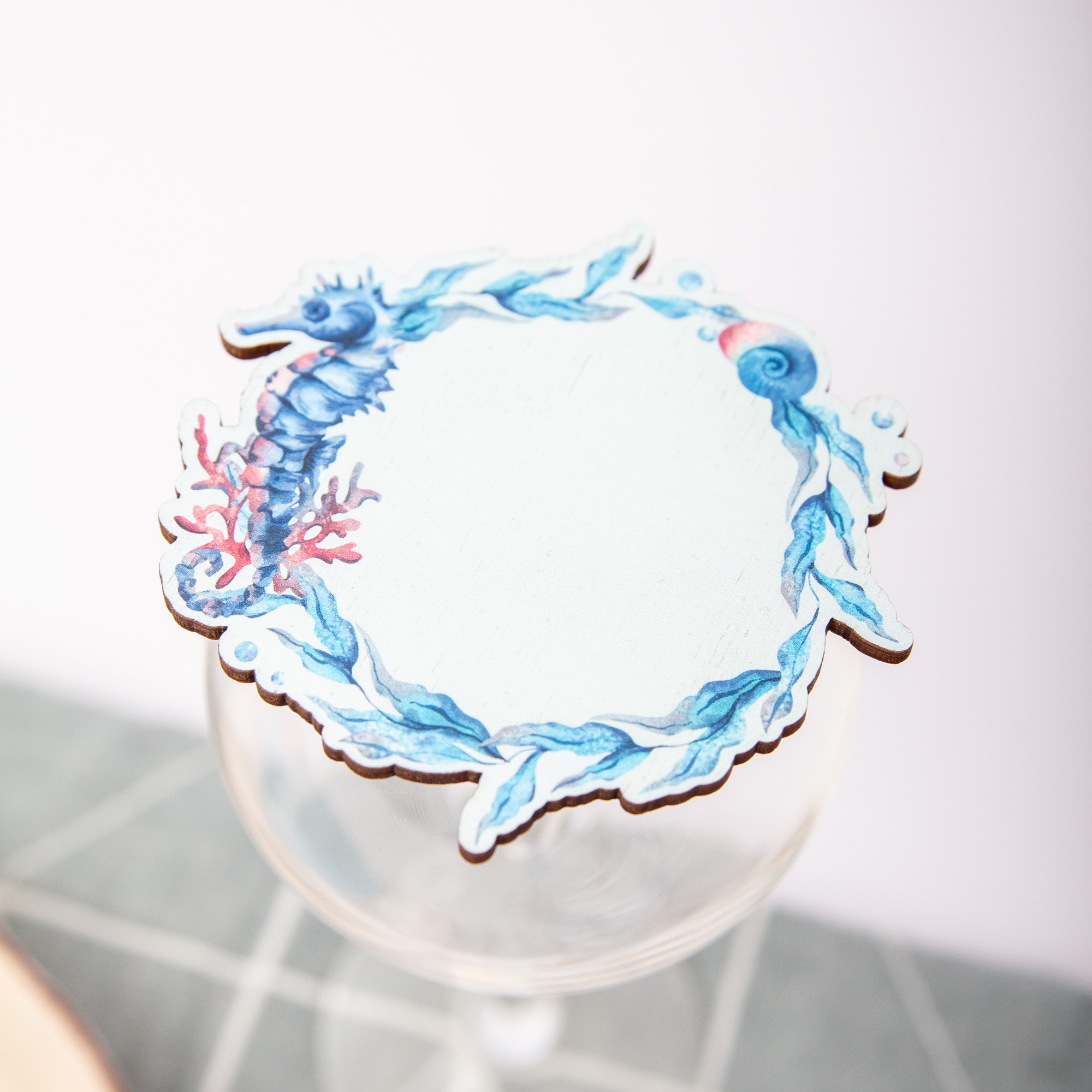 Glasdeckel „Seepferdchen“ – Maritimer Insektenschutz für Gläser & Tassen – Getränkeabdeckung aus Holz oder Acryl – Handgemacht in Leipzig 7 Glasdeckel für den Sommer, Insektenschutz getränk, Wein, Glas, Mit Loch und ohne Loch