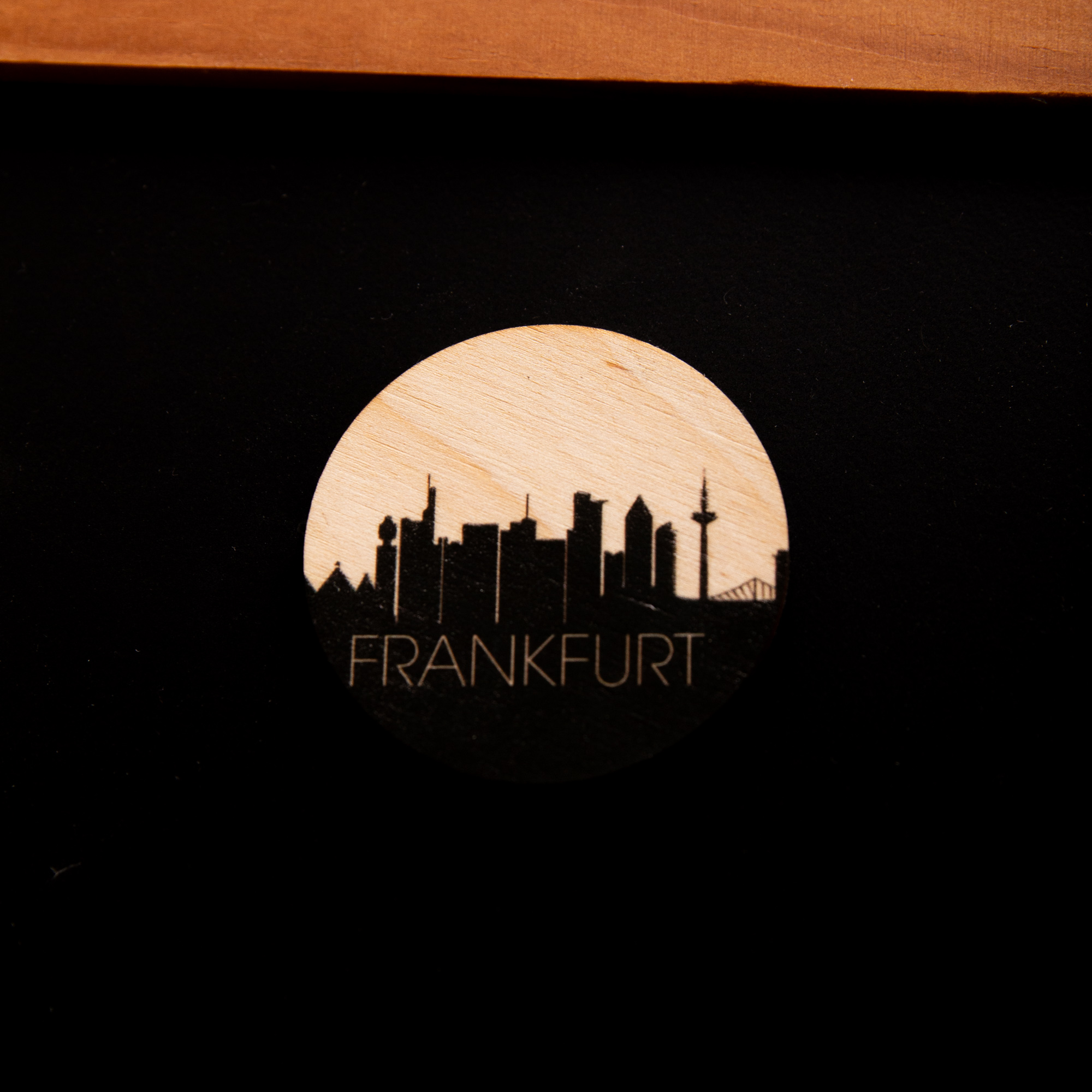 Personalisierter Holzmagnet Skyline & Wunschname – Individueller Kühlschrankmagnet rund – Geschenk Einzug & Heimatliebe – Made in Leipzig 8 Magnet aus Holz Frankfurt Stadt Skyline mit Stadtname