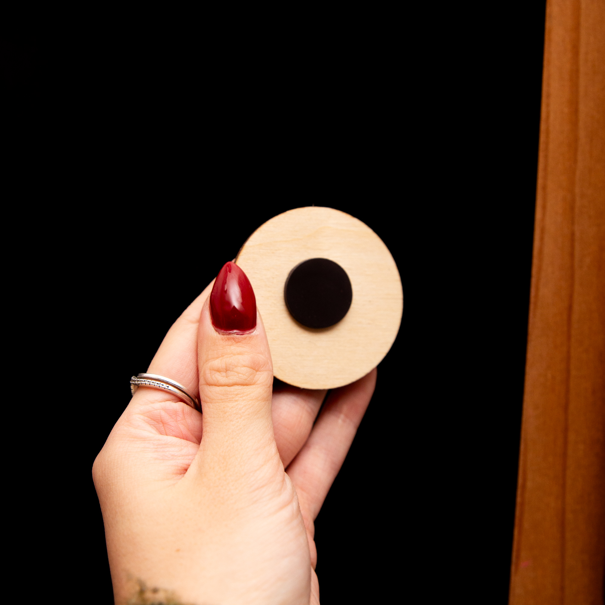 Personalisierter Holzmagnet Skyline & Wunschname – Individueller Kühlschrankmagnet rund – Geschenk Einzug & Heimatliebe – Made in Leipzig 7 Magnet aus Holz Frankfurt Stadt Skyline mit Stadtname