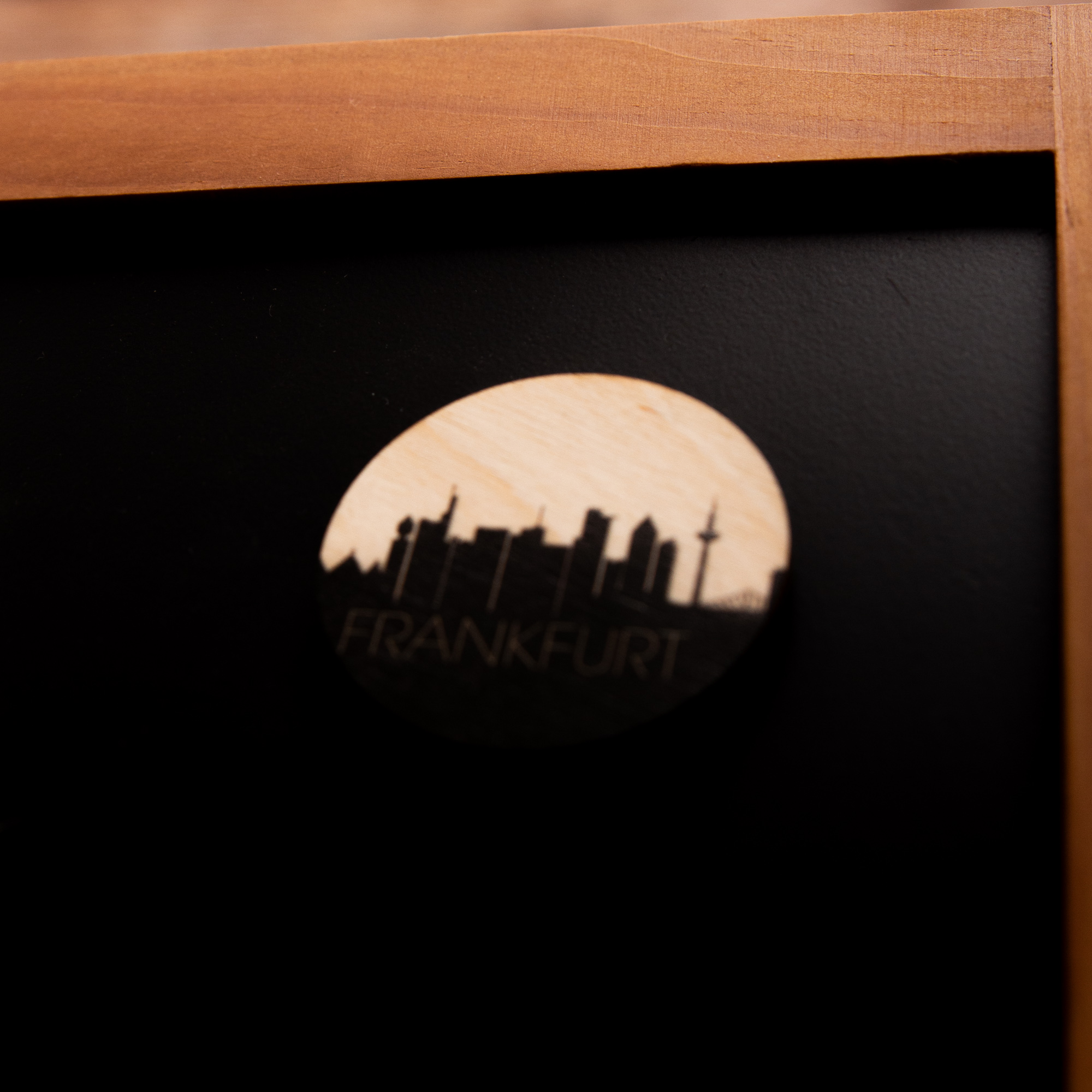 Personalisierter Holzmagnet Skyline & Wunschname – Individueller Kühlschrankmagnet rund – Geschenk Einzug & Heimatliebe – Made in Leipzig 6 Magnet aus Holz Frankfurt Stadt Skyline mit Stadtname
