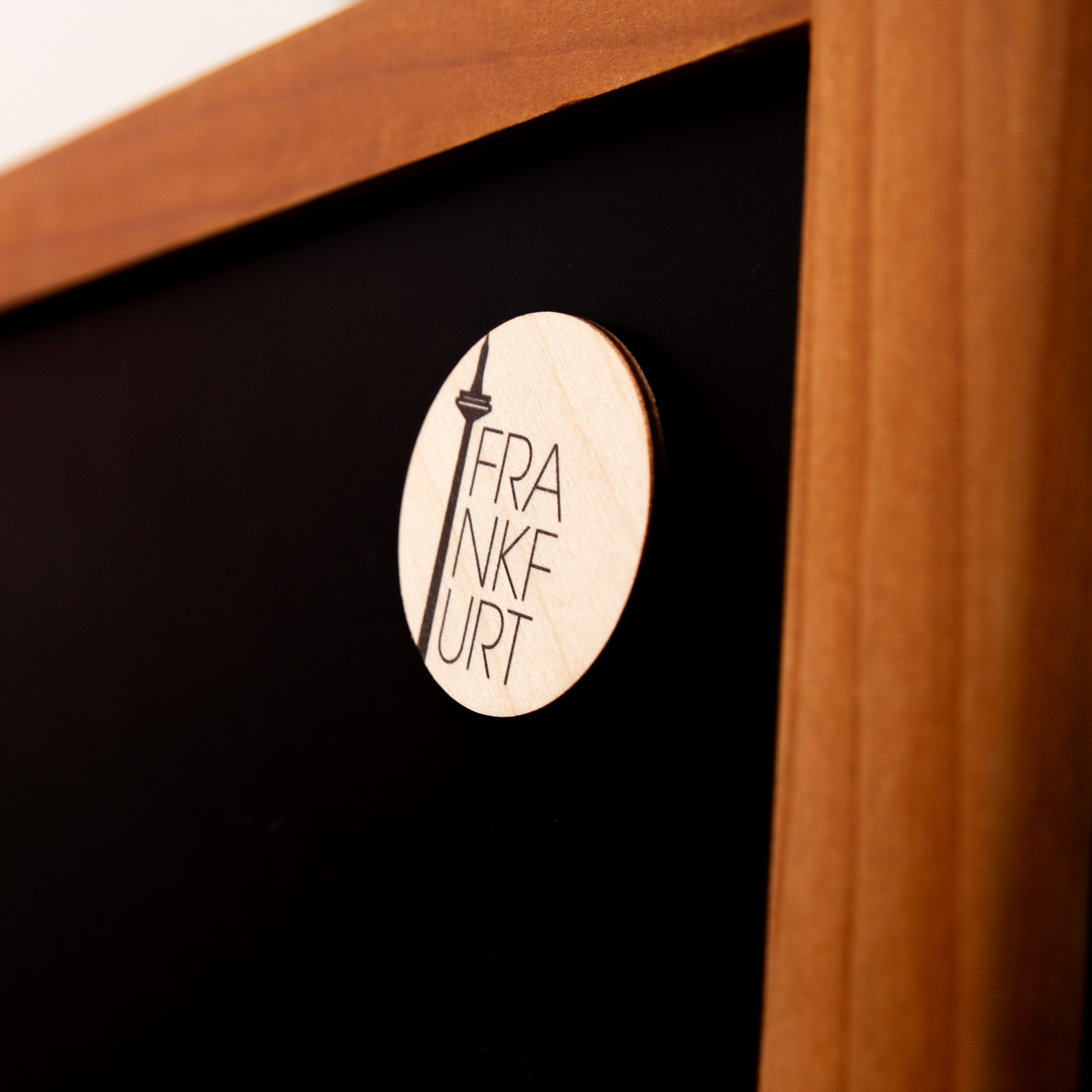 Personalisierter Holzmagnet Typografie | Wunschstadt & Wunschname | Individuelles Geschenk aus Holz | Made in Leipzig 7 Magnet aus Holz Frankfurt Stadtname mit TYPO