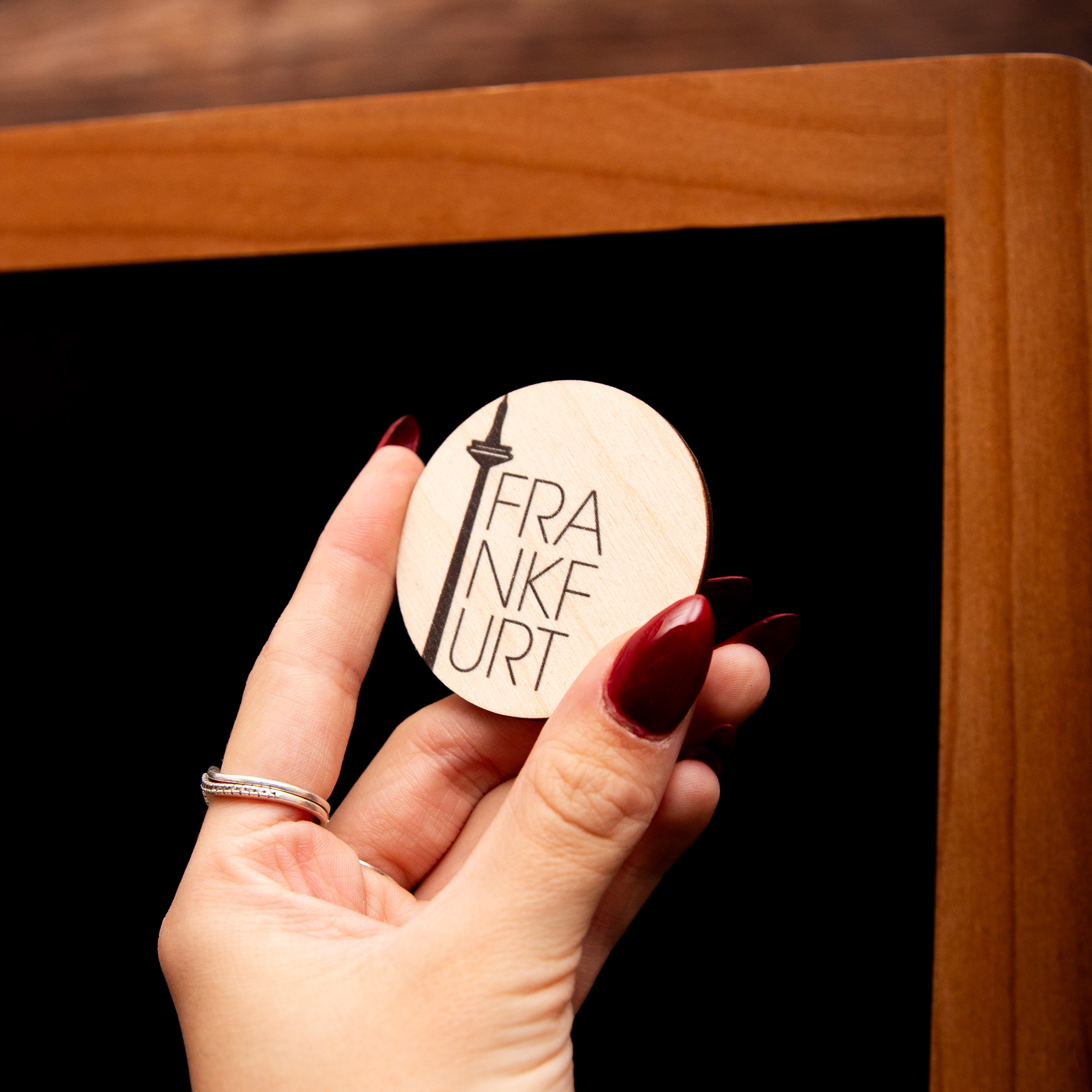 Personalisierter Holzmagnet Typografie | Wunschstadt & Wunschname | Individuelles Geschenk aus Holz | Made in Leipzig 6 Magnet aus Holz Frankfurt Stadtname mit TYPO