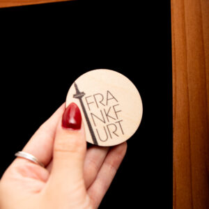 Magnet aus Holz Frankfurt Stadtname mit TYPO