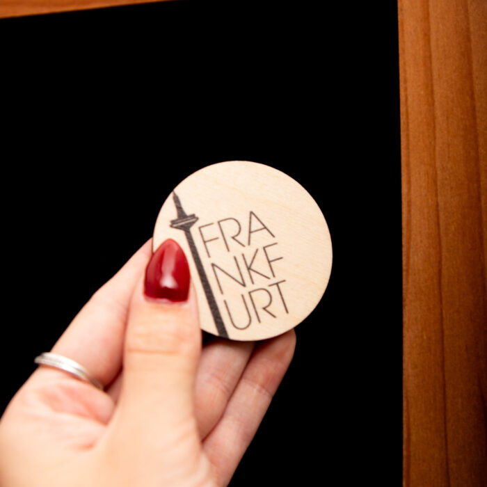 Magnet aus Holz Frankfurt Stadtname mit TYPO