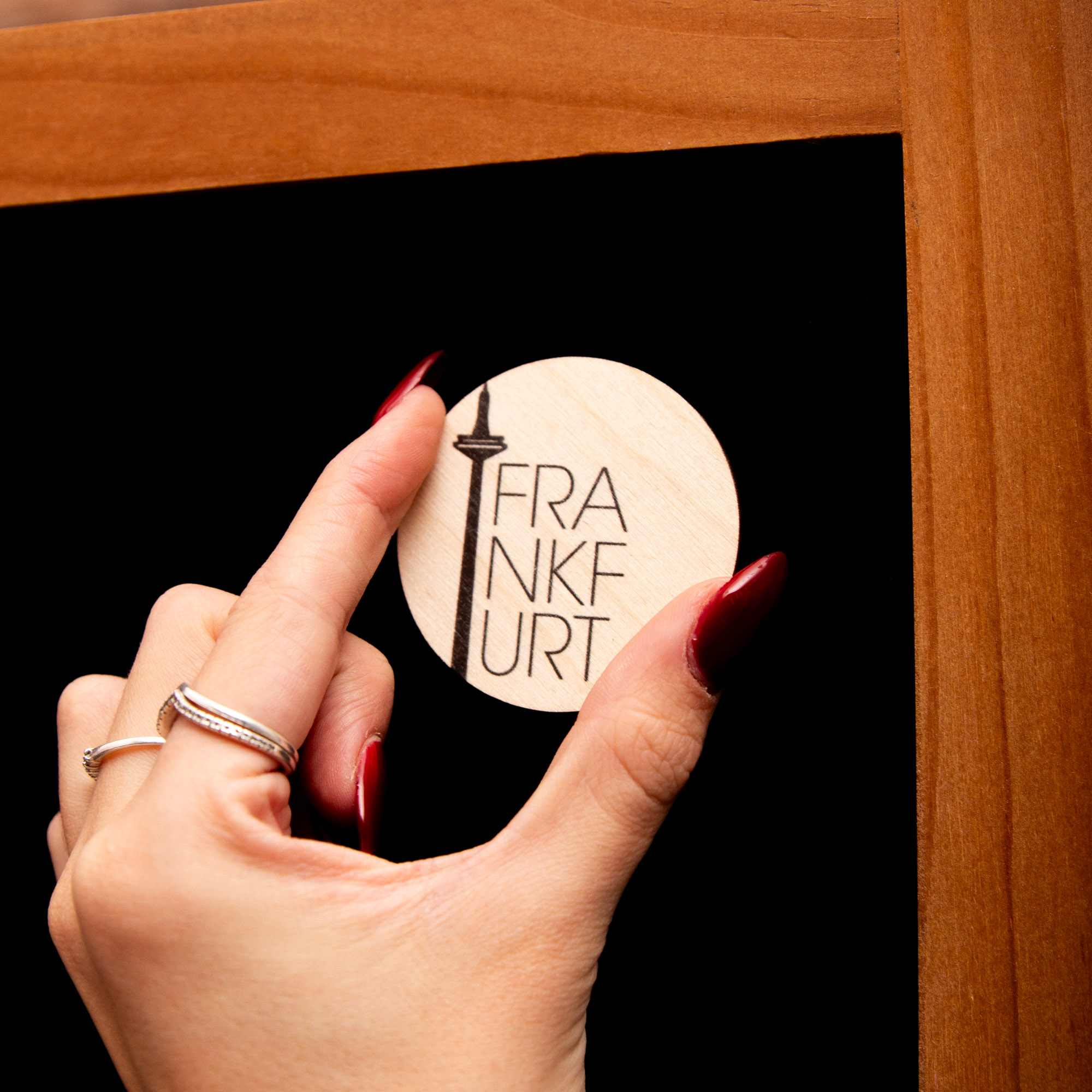 Personalisierter Holzmagnet Typografie | Wunschstadt & Wunschname | Individuelles Geschenk aus Holz | Made in Leipzig 5 Magnet aus Holz Frankfurt Stadtname mit TYPO