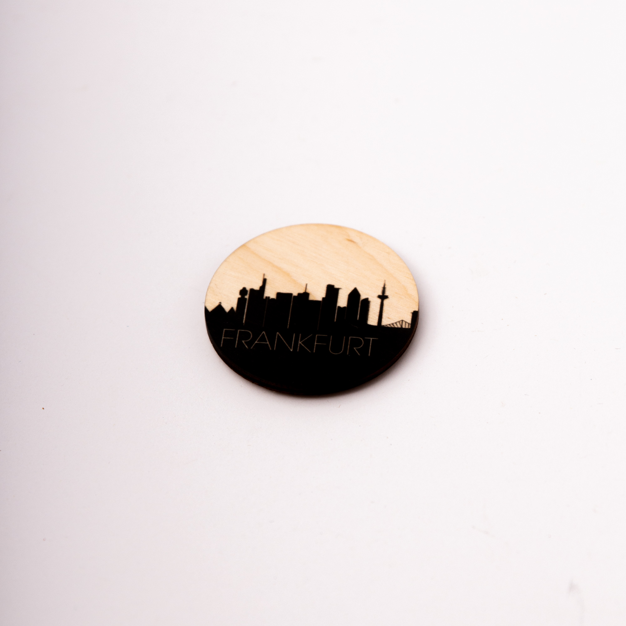 Personalisierter Holzmagnet Skyline & Wunschname – Individueller Kühlschrankmagnet rund – Geschenk Einzug & Heimatliebe – Made in Leipzig 5 Magnet aus Holz Frankfurt Stadt Skyline mit Stadtname