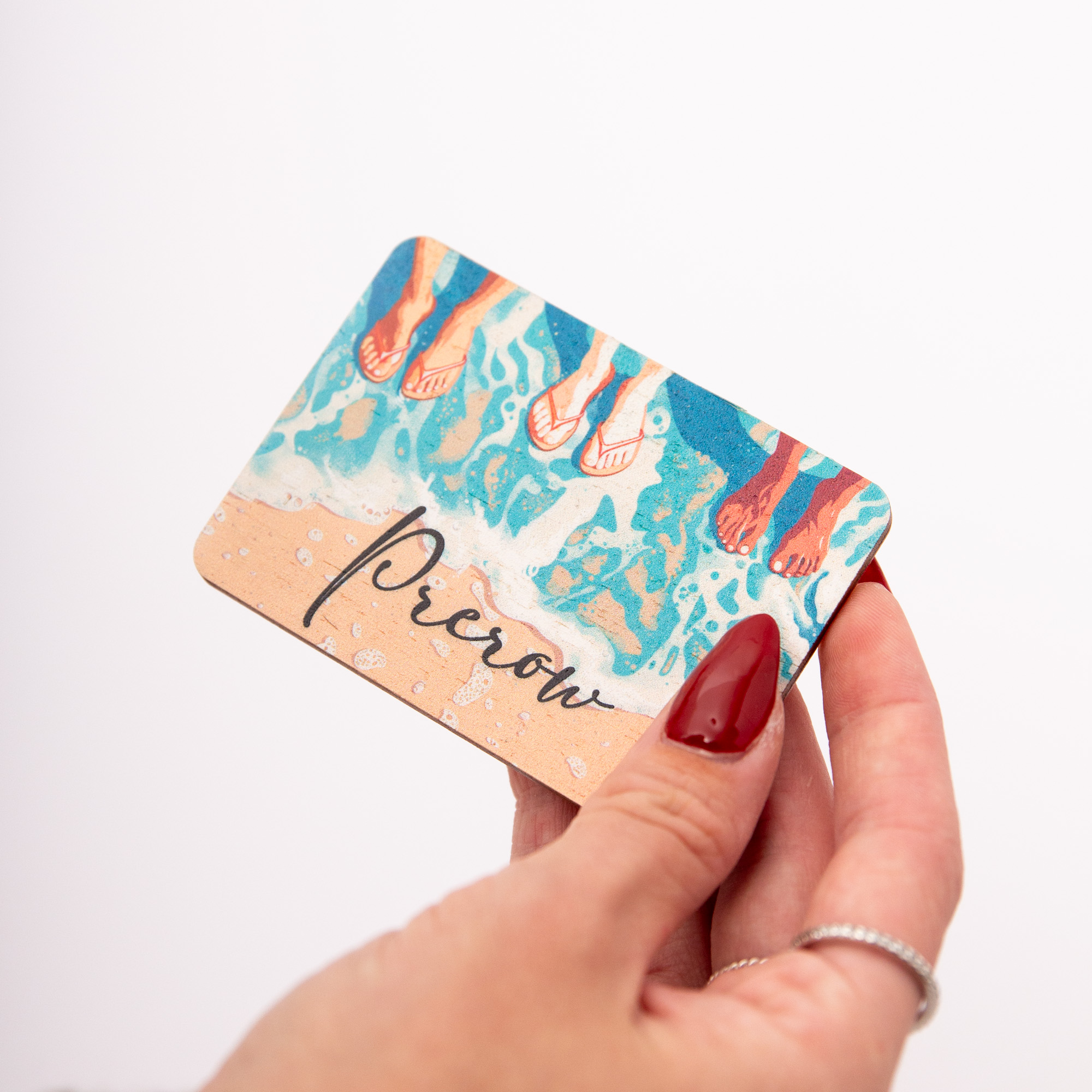 Personalisierter Holzmagnet Strand & Füße im Sand – Wunschort Kühlschrankmagnet rechteckig – Urlaubsgeschenk Meer – Made in Leipzig 6 Magnet aus Holz, Holzmagnet Füße im Sand mit Name Urlaubsregion Prerow