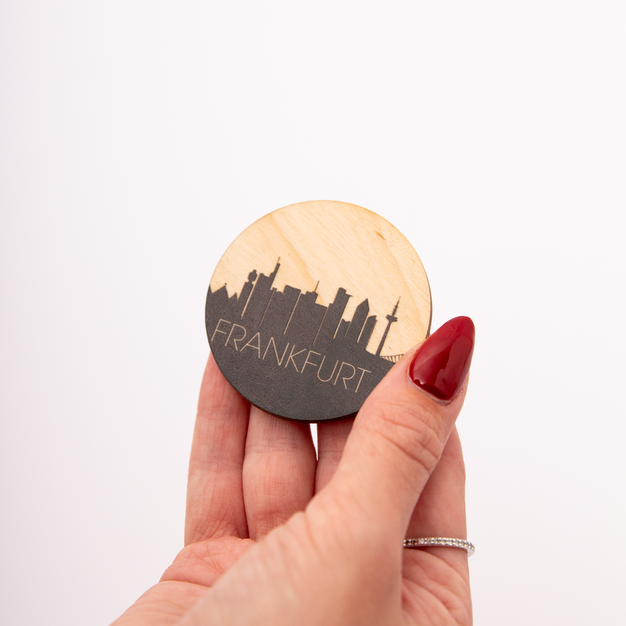 Personalisierter Holzmagnet Skyline & Wunschname – Individueller Kühlschrankmagnet rund – Geschenk Einzug & Heimatliebe – Made in Leipzig 1 Magnet aus Holz Frankfurt Stadt Skyline mit Stadtname