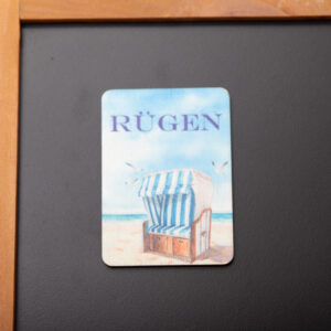 Magnet aus Holz, Holzmagnet Strandkorb mit Sand und Meer und Aufschrift Insel Rügen