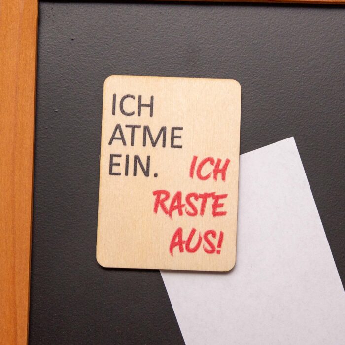 Holzmagnet, Magnet aus Holz mit Spruch: Ich atme ein. Ich raste aus