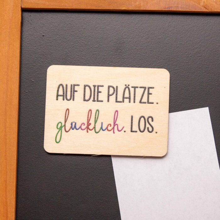 Holzmagnet, Magnet aus Holz mit Spruch Auf die Plätze glücklich los