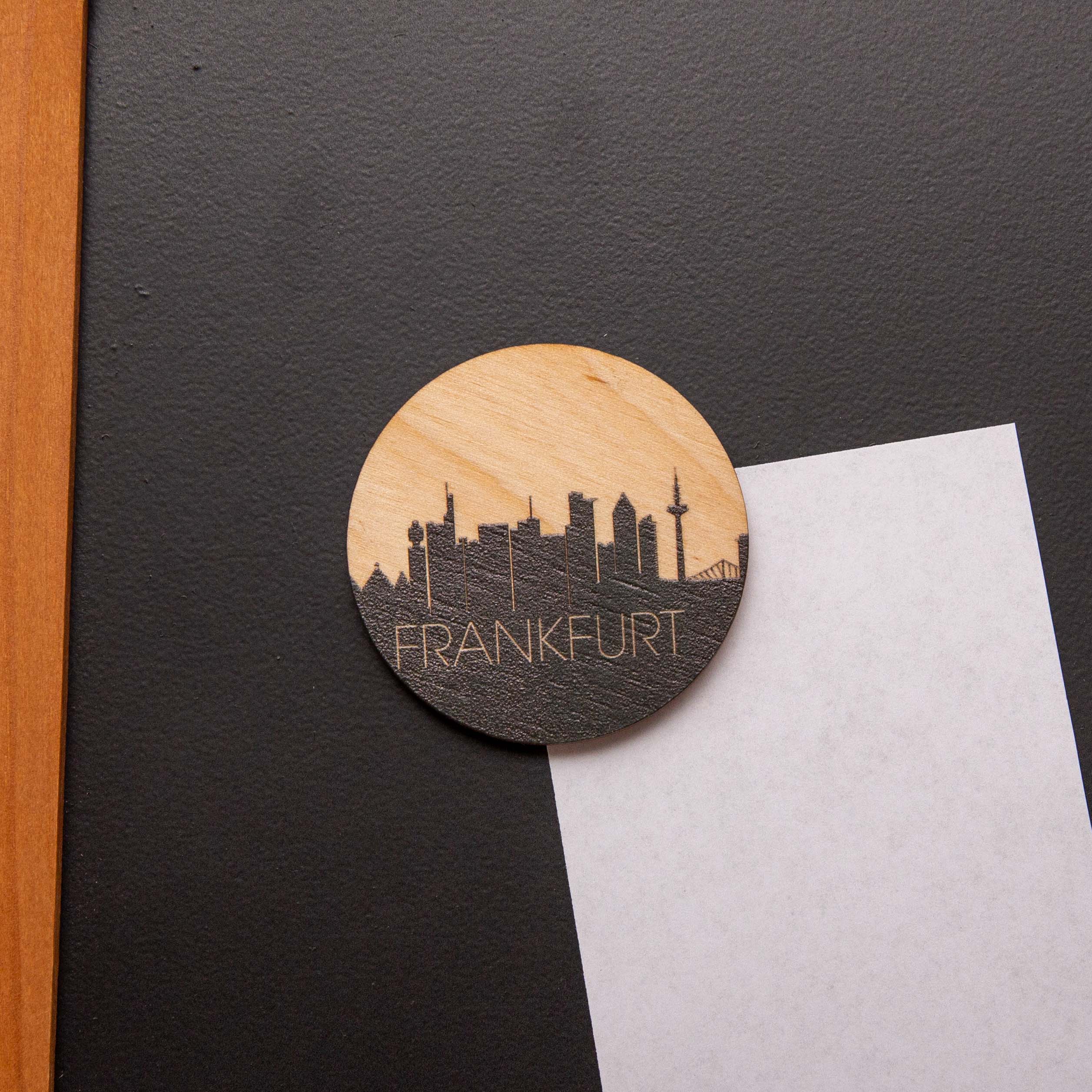 Personalisierter Holzmagnet Skyline & Wunschname – Individueller Kühlschrankmagnet rund – Geschenk Einzug & Heimatliebe – Made in Leipzig 3 Magnet aus Holz Frankfurt Stadt Skyline mit Stadtname