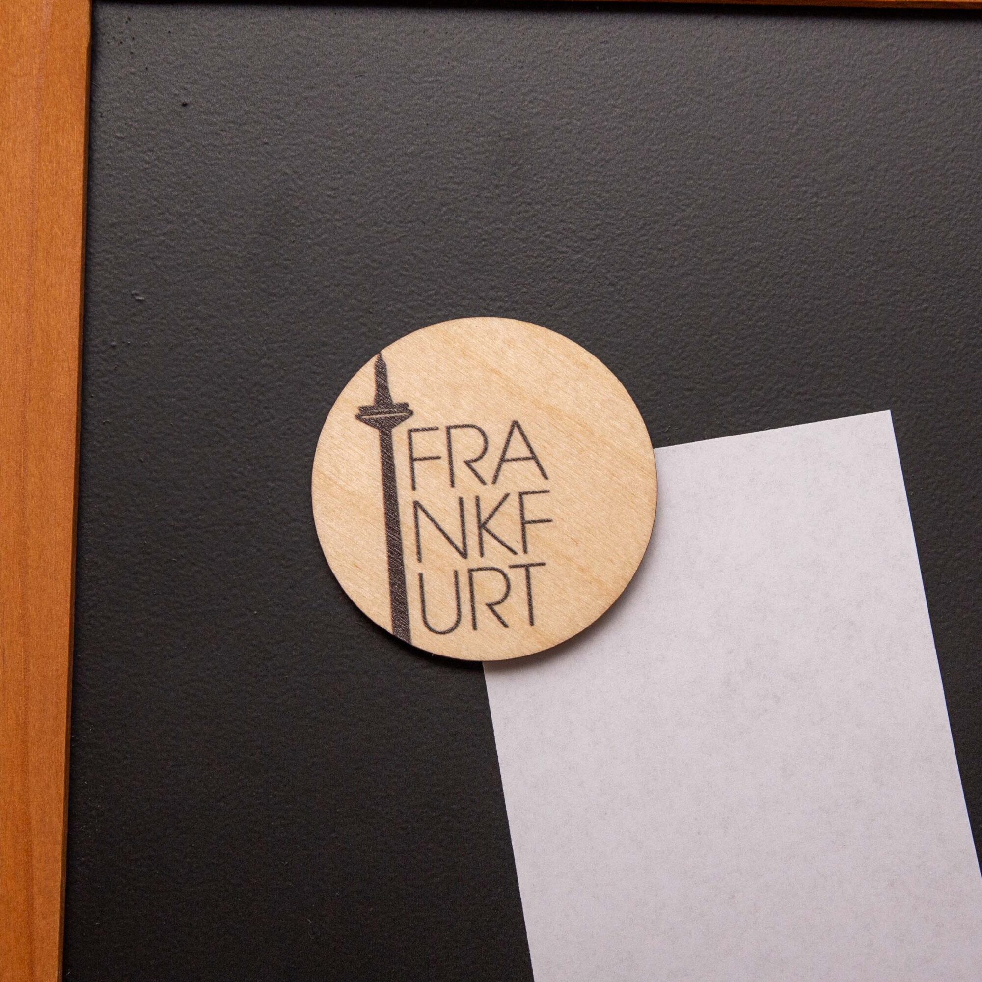 Personalisierter Holzmagnet Typografie | Wunschstadt & Wunschname | Individuelles Geschenk aus Holz | Made in Leipzig 2 Magnet aus Holz Frankfurt Stadtname mit TYPO