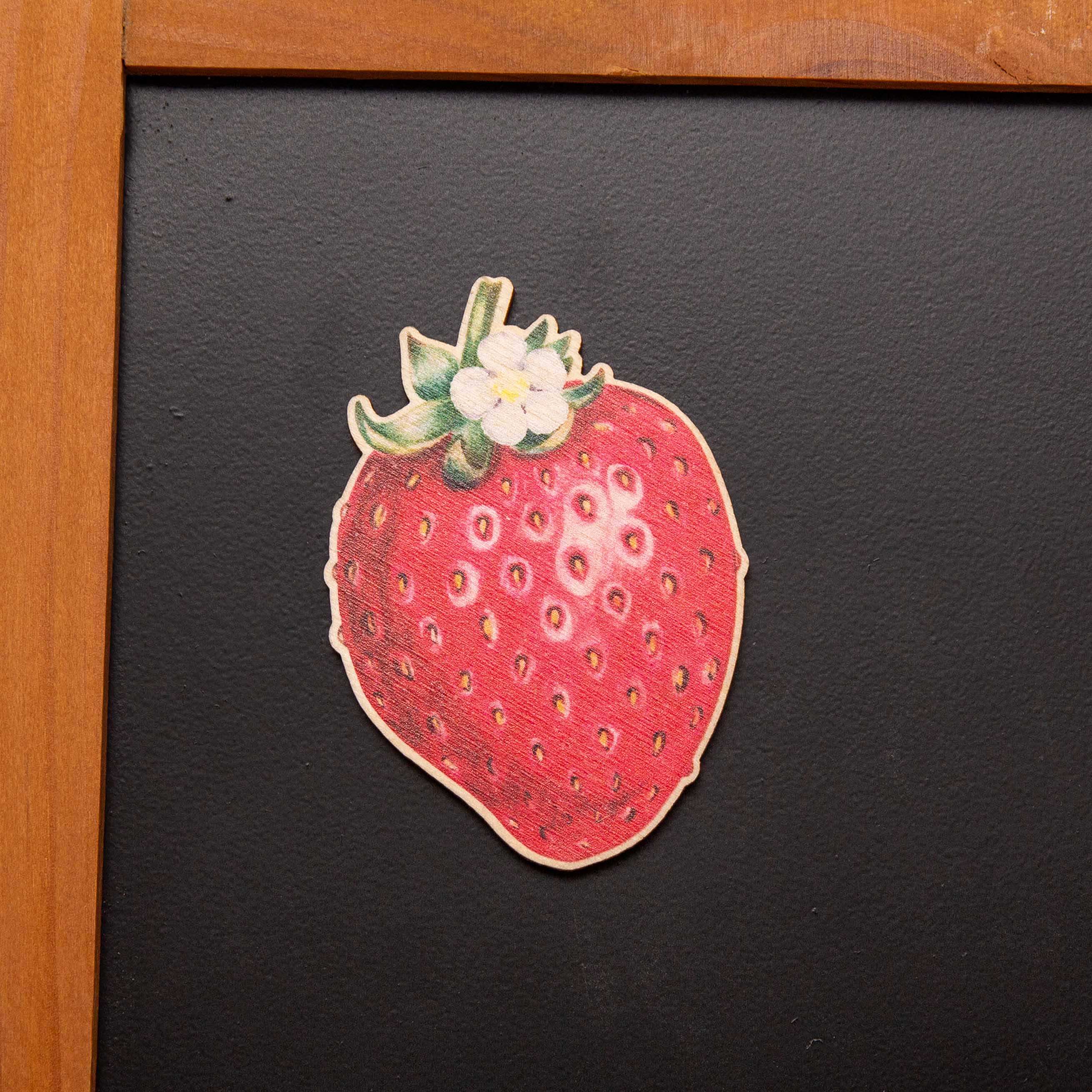 Personalisierter Holzmagnet Erdbeere & Wunschname – Fruchtiger Kühlschrankmagnet rund – Geschenk Einzug & Sommerdeko – Made in Leipzig 1 Holzmagnet, Magnet aus Holz, Erdbeere