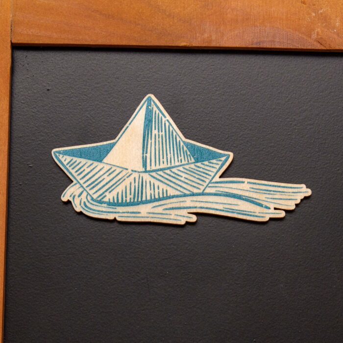 Holzmagnet, Magnet aus Holz, Papierboot auf Wasser