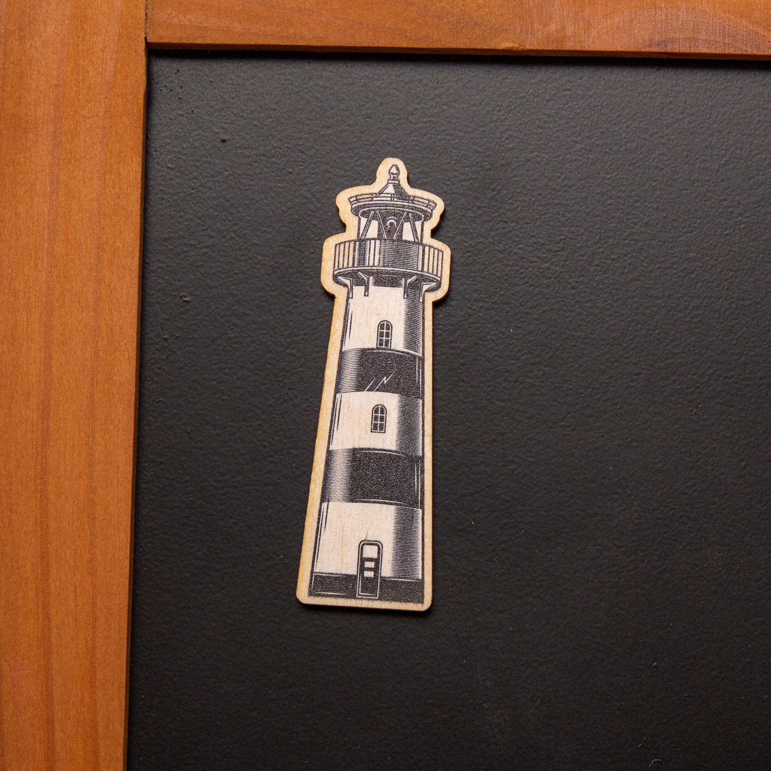Personalisierter Holzmagnet Leuchtturm & Wunschname – Maritimer Kühlschrankmagnet rund – Geschenk Einzug & Küstenliebe – Made in Leipzig 4 Magnet aus Holz, Holzmagnet Leuchtturm