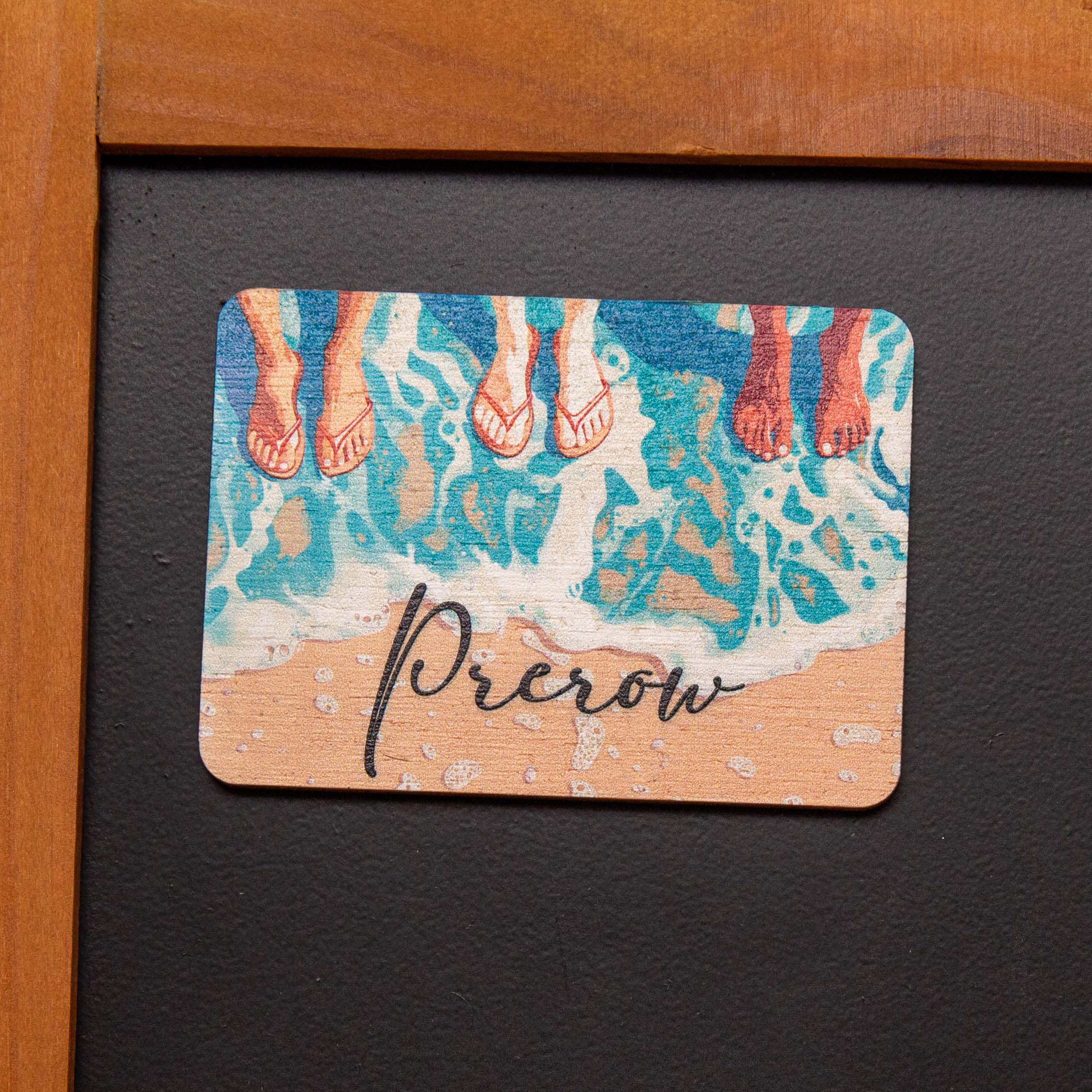 Personalisierter Holzmagnet Strand & Füße im Sand – Wunschort Kühlschrankmagnet rechteckig – Urlaubsgeschenk Meer – Made in Leipzig 1 Magnet aus Holz, Holzmagnet Füße im Sand mit Name Urlaubsregion Prerow