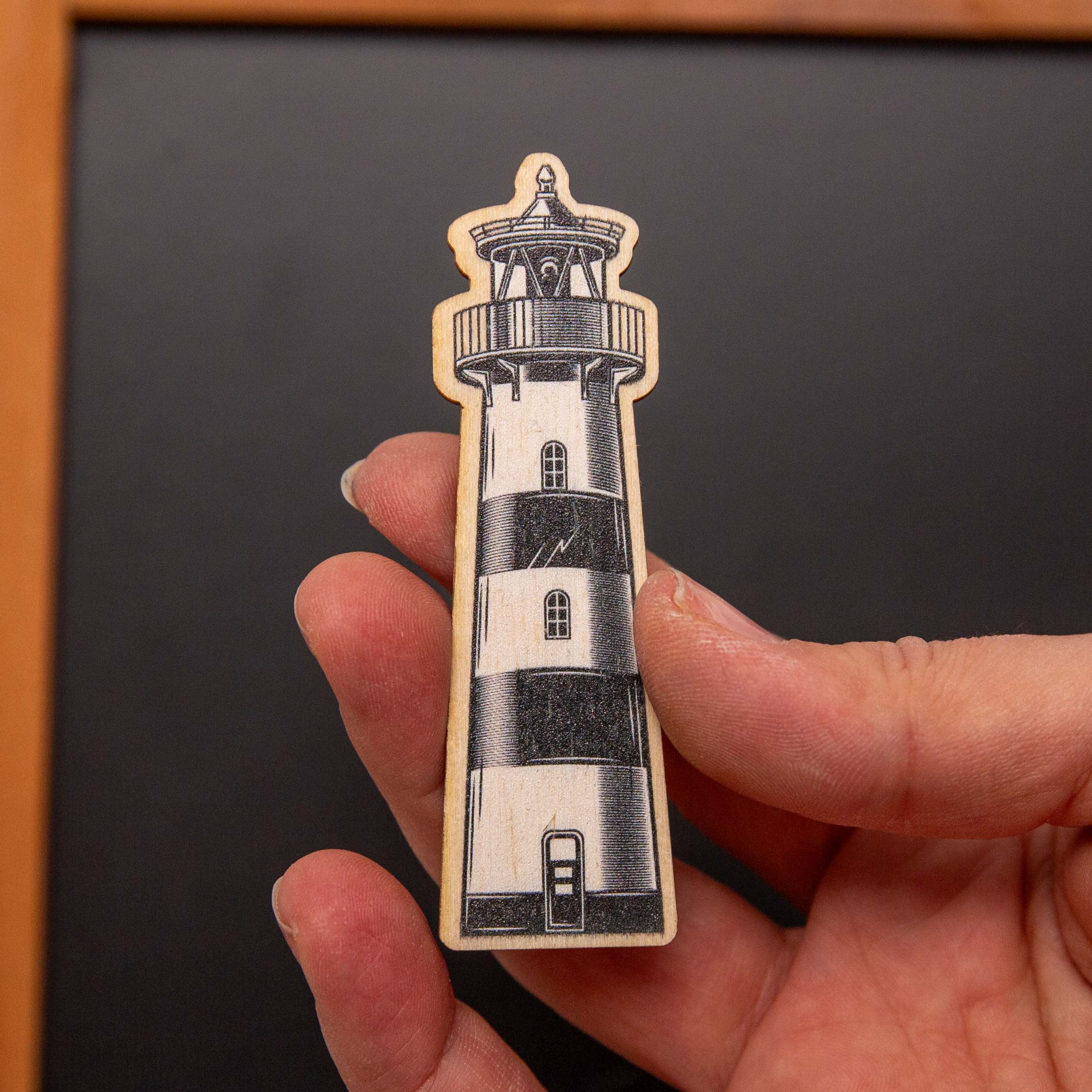 Personalisierter Holzmagnet Leuchtturm & Wunschname – Maritimer Kühlschrankmagnet rund – Geschenk Einzug & Küstenliebe – Made in Leipzig 1 Magnet aus Holz, Holzmagnet Leuchtturm
